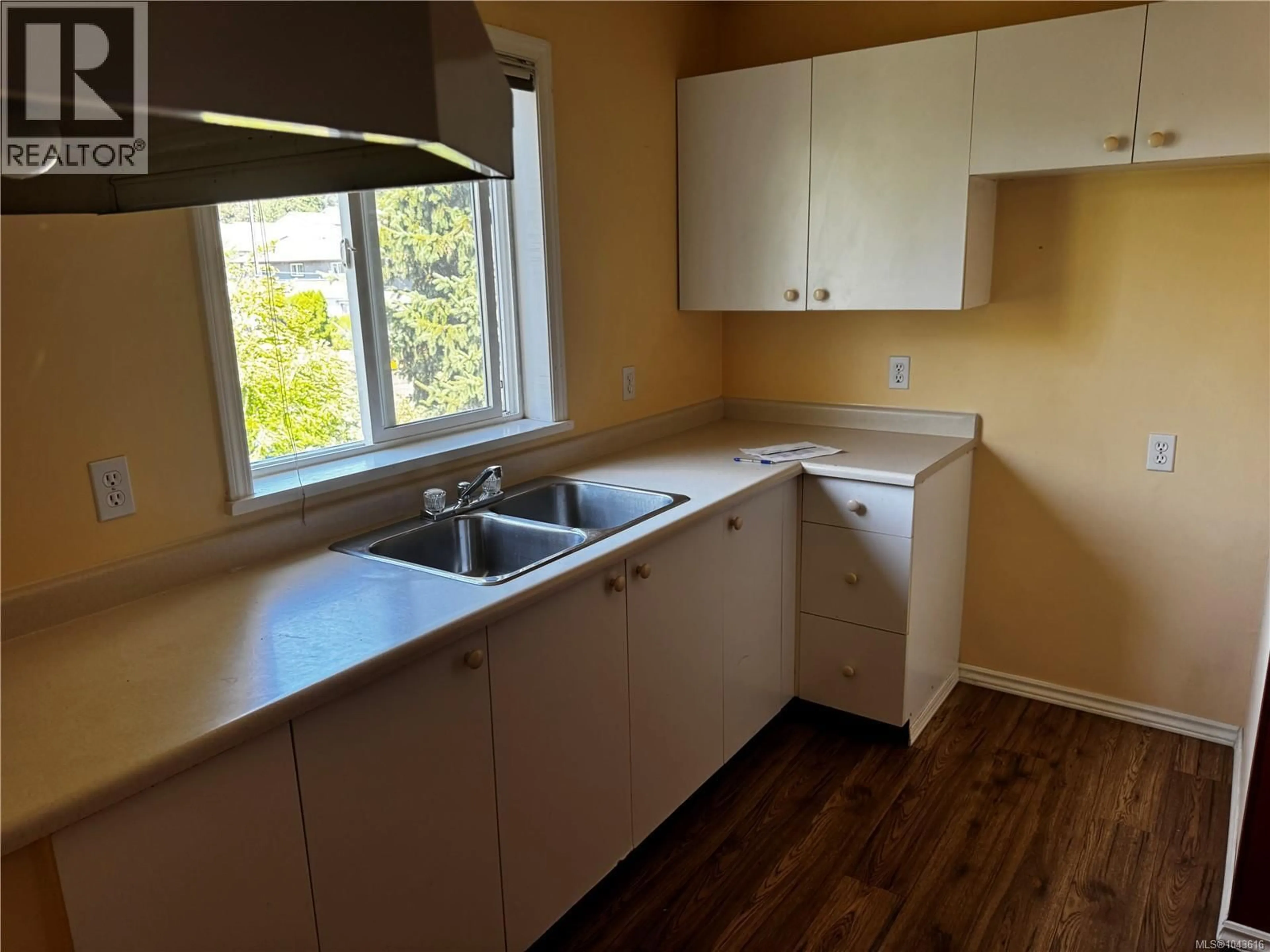 Standard kitchen, wood/laminate floor for 412 - 1050 BRAIDWOOD ROAD, Courtenay British Columbia V9N3R9