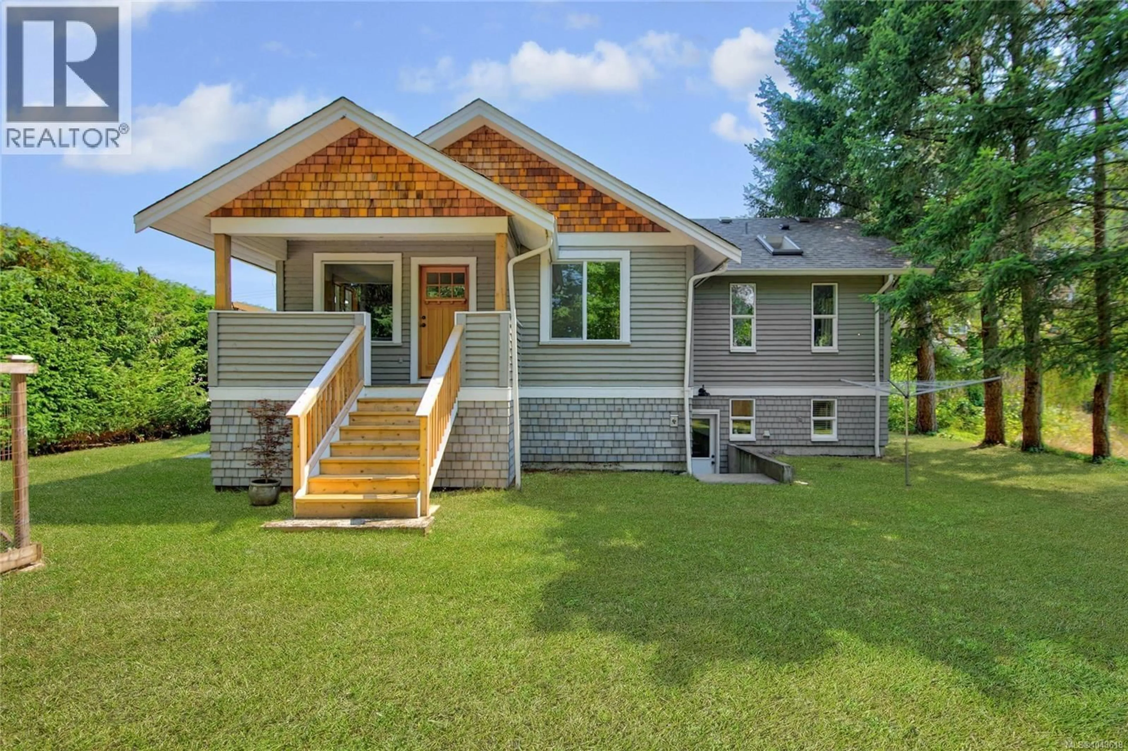 Home with vinyl exterior material, building for 970 1ST STREET, Courtenay British Columbia V9N1A9