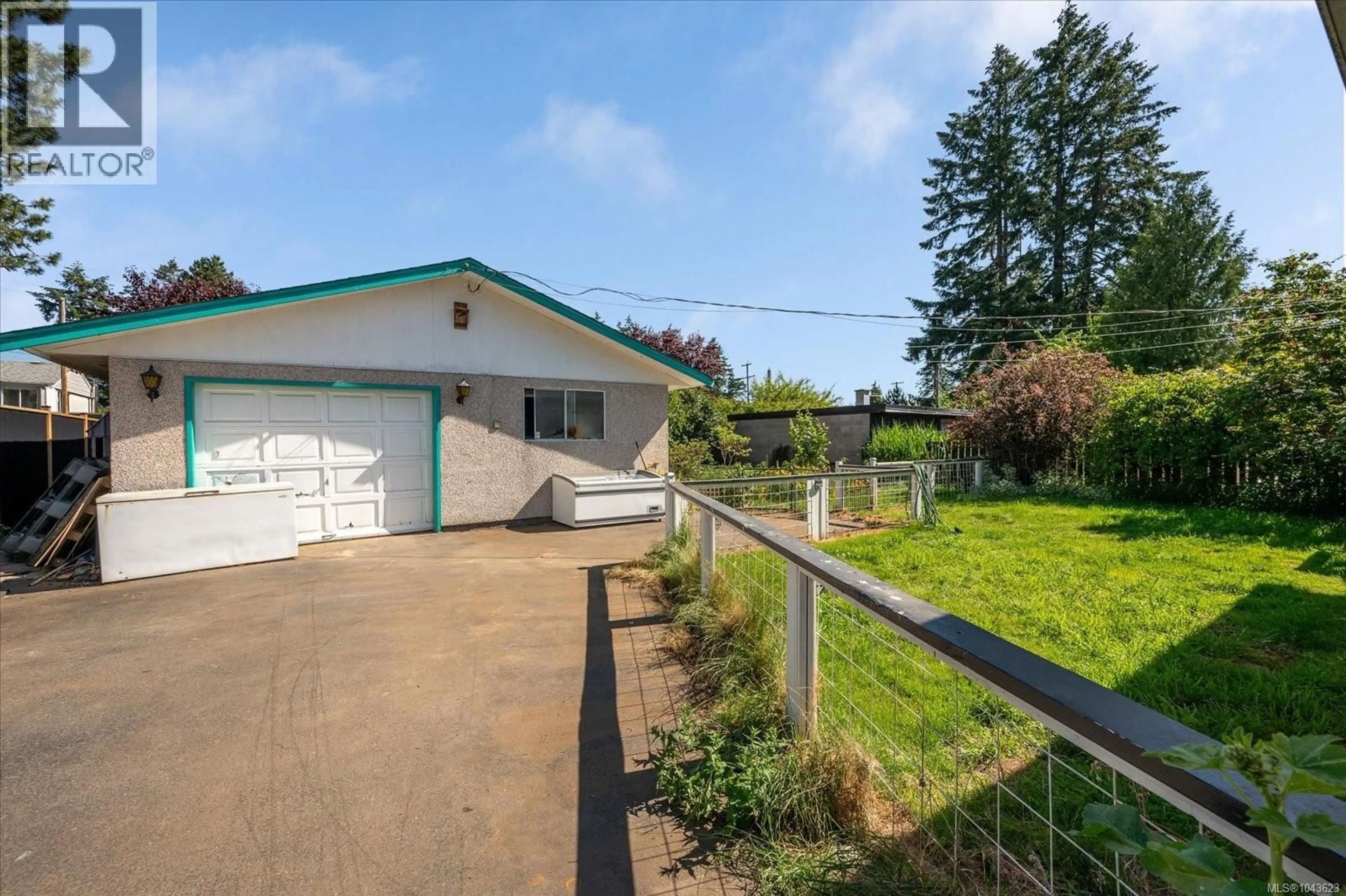 A pic from outside/outdoor area/front of a property/back of a property/a pic from drone, unknown for 1080 NELSON STREET, Nanaimo British Columbia V9S2K2