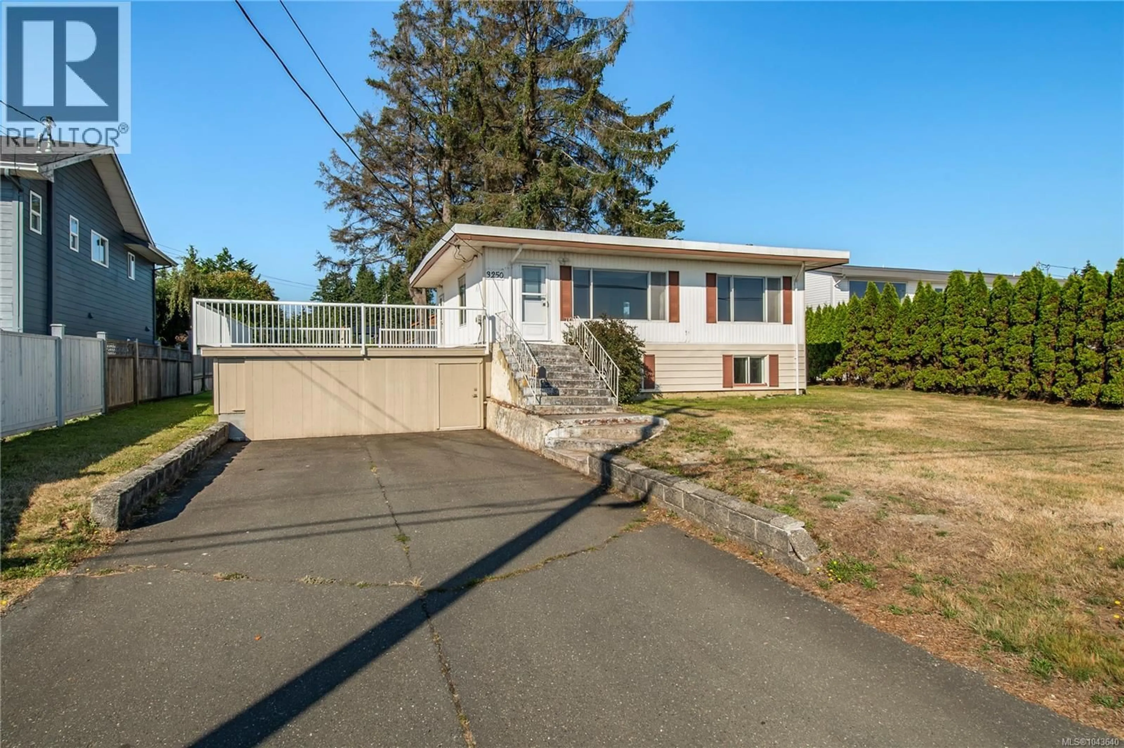 Home with vinyl exterior material, street for 3250 ISLAND HIGHWAY, Campbell River British Columbia V9W1C9