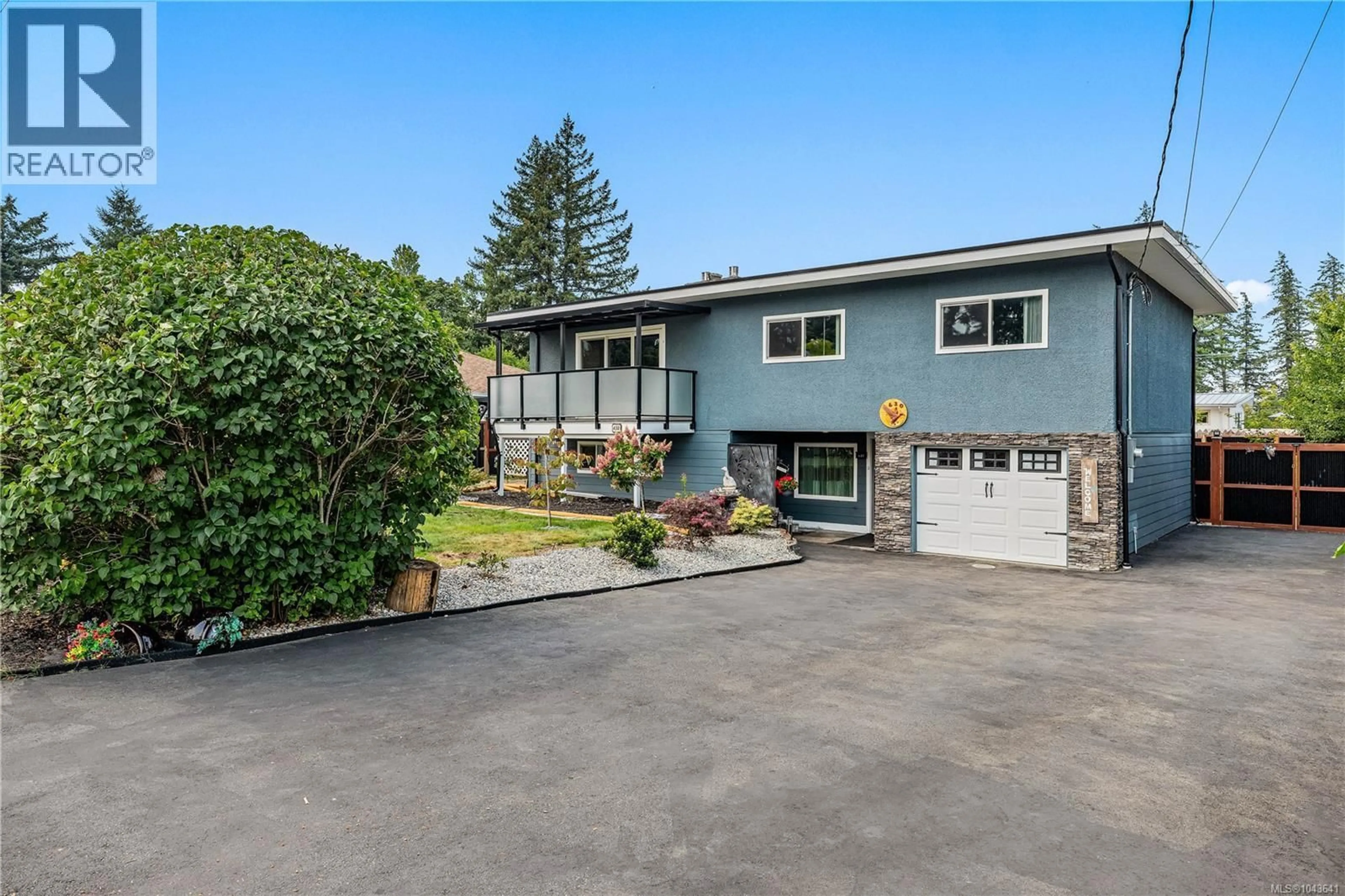 Home with vinyl exterior material, street for 430 ELIZABETH ROAD, Campbell River British Columbia V9W3R2