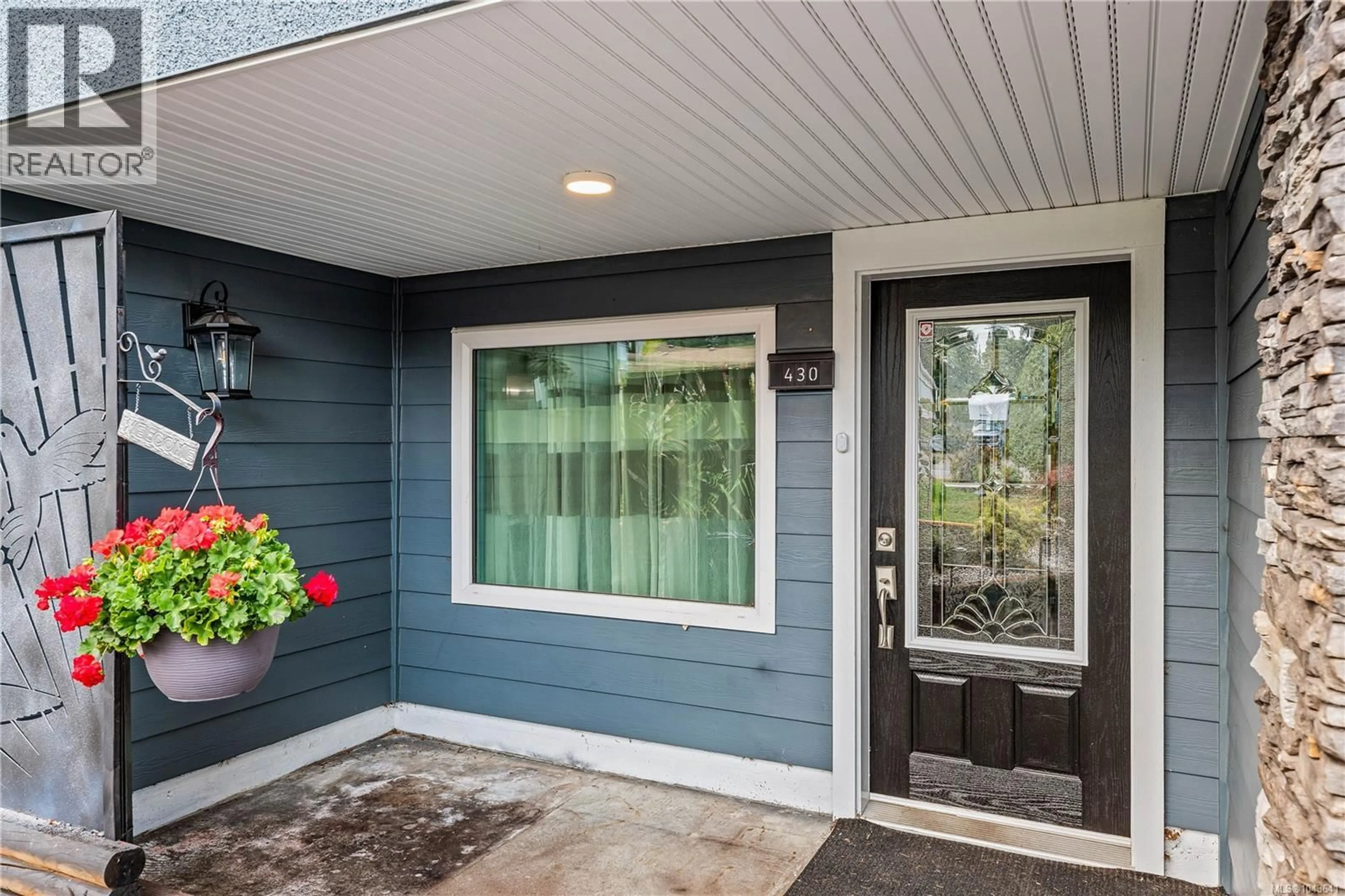 Home with vinyl exterior material, street for 430 ELIZABETH ROAD, Campbell River British Columbia V9W3R2