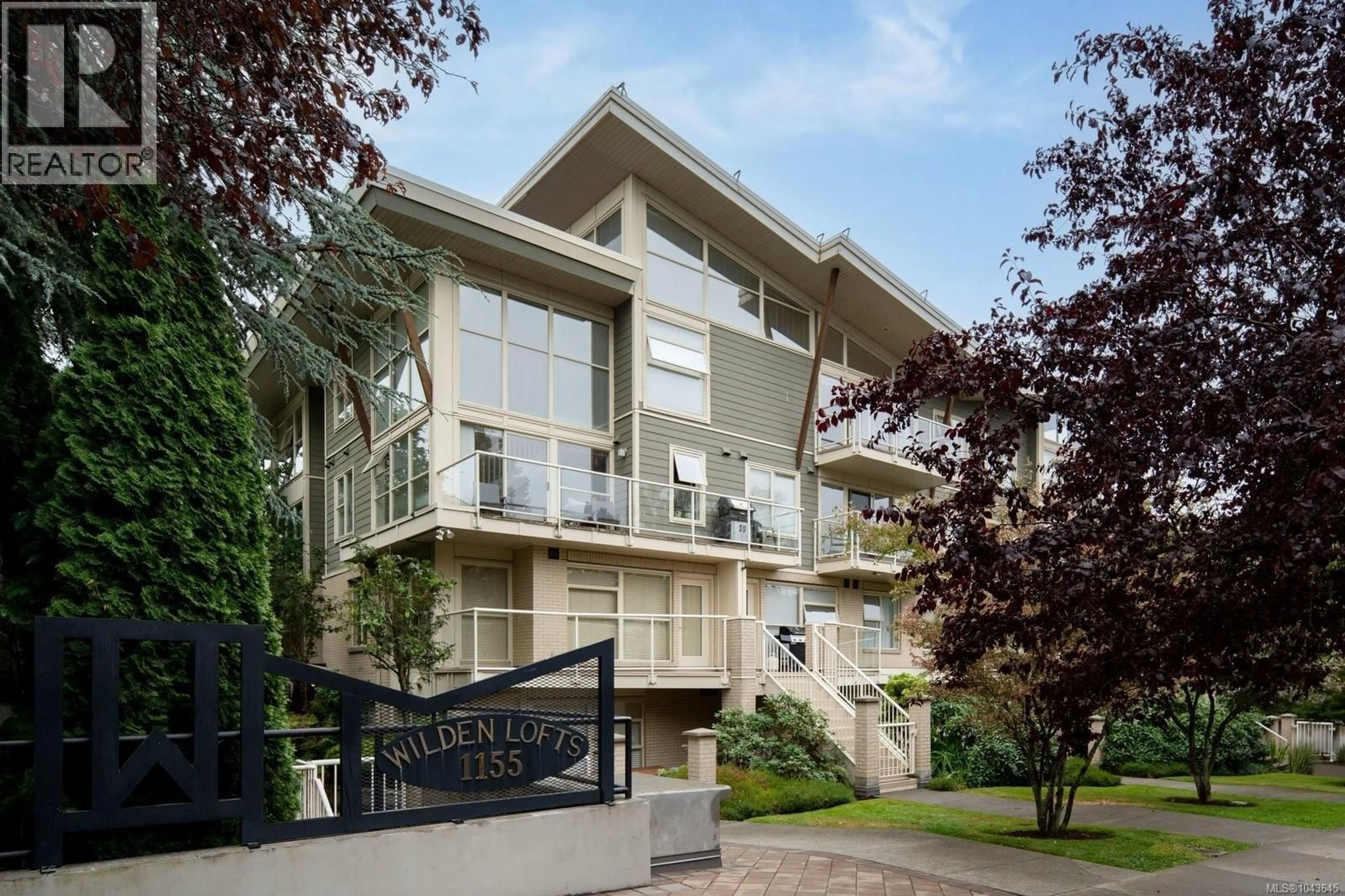 Home with vinyl exterior material, building for 208 - 1155 YATES STREET, Victoria British Columbia V8V3N1