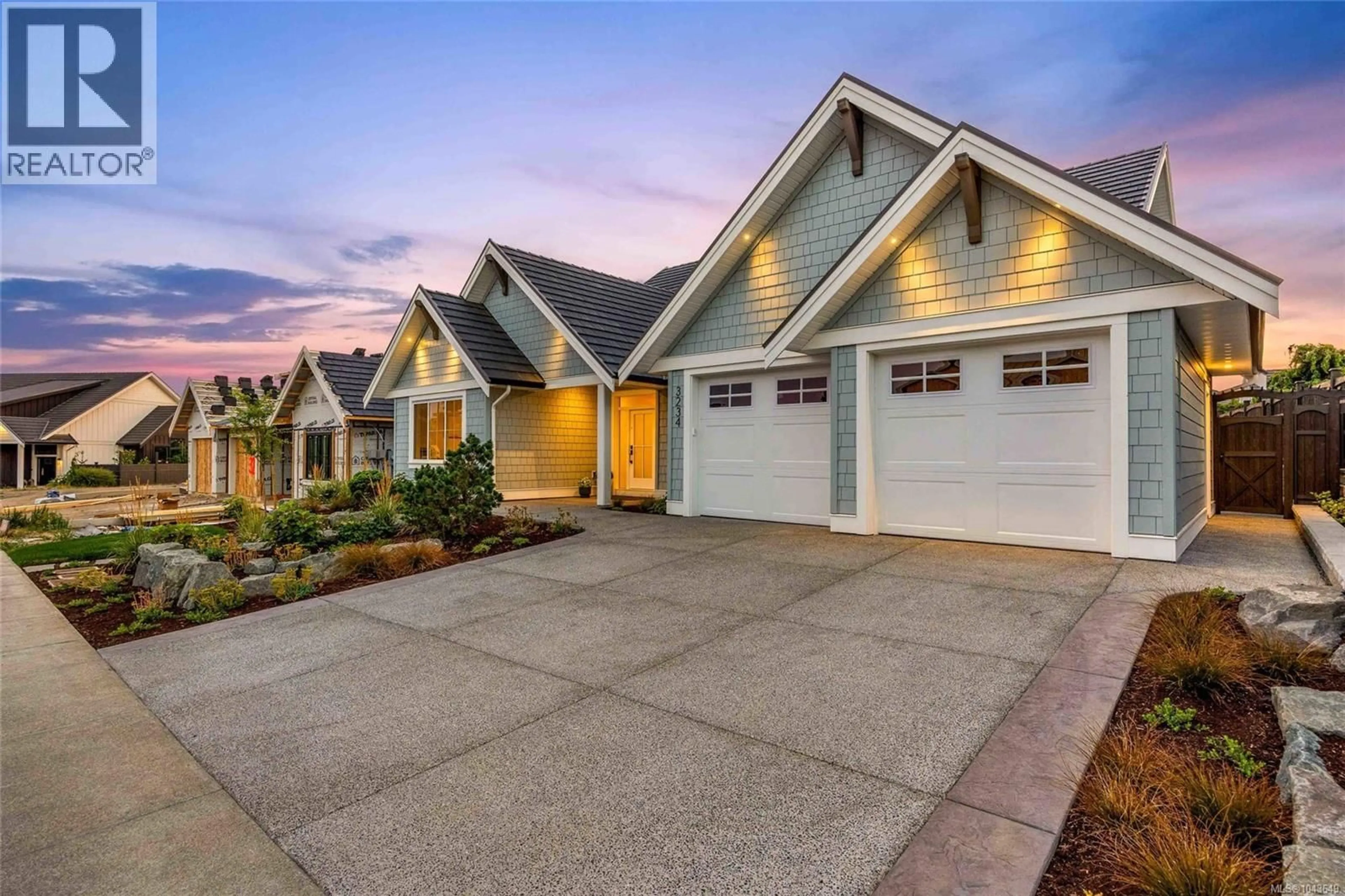 Home with vinyl exterior material, street for 3234 WINCHESTER AVENUE, Courtenay British Columbia V9N9X4