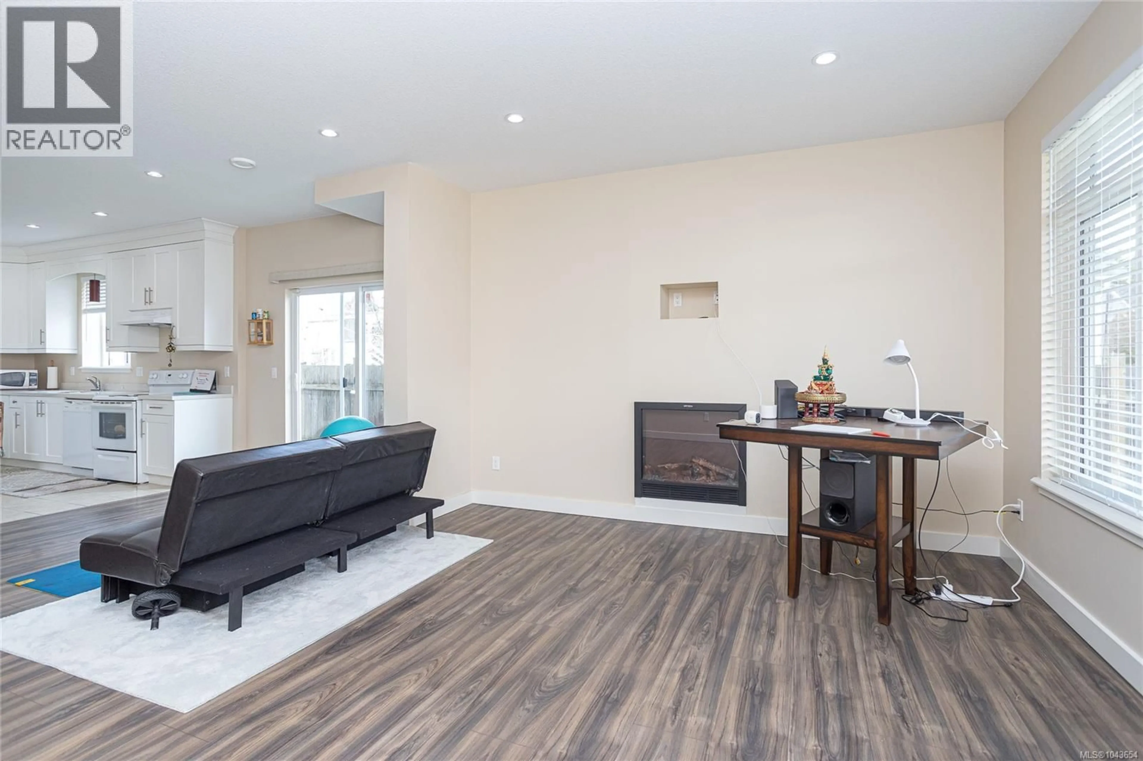 Living room with furniture, wood/laminate floor for 144 VICTORIA ROAD, Nanaimo British Columbia V9R4P5