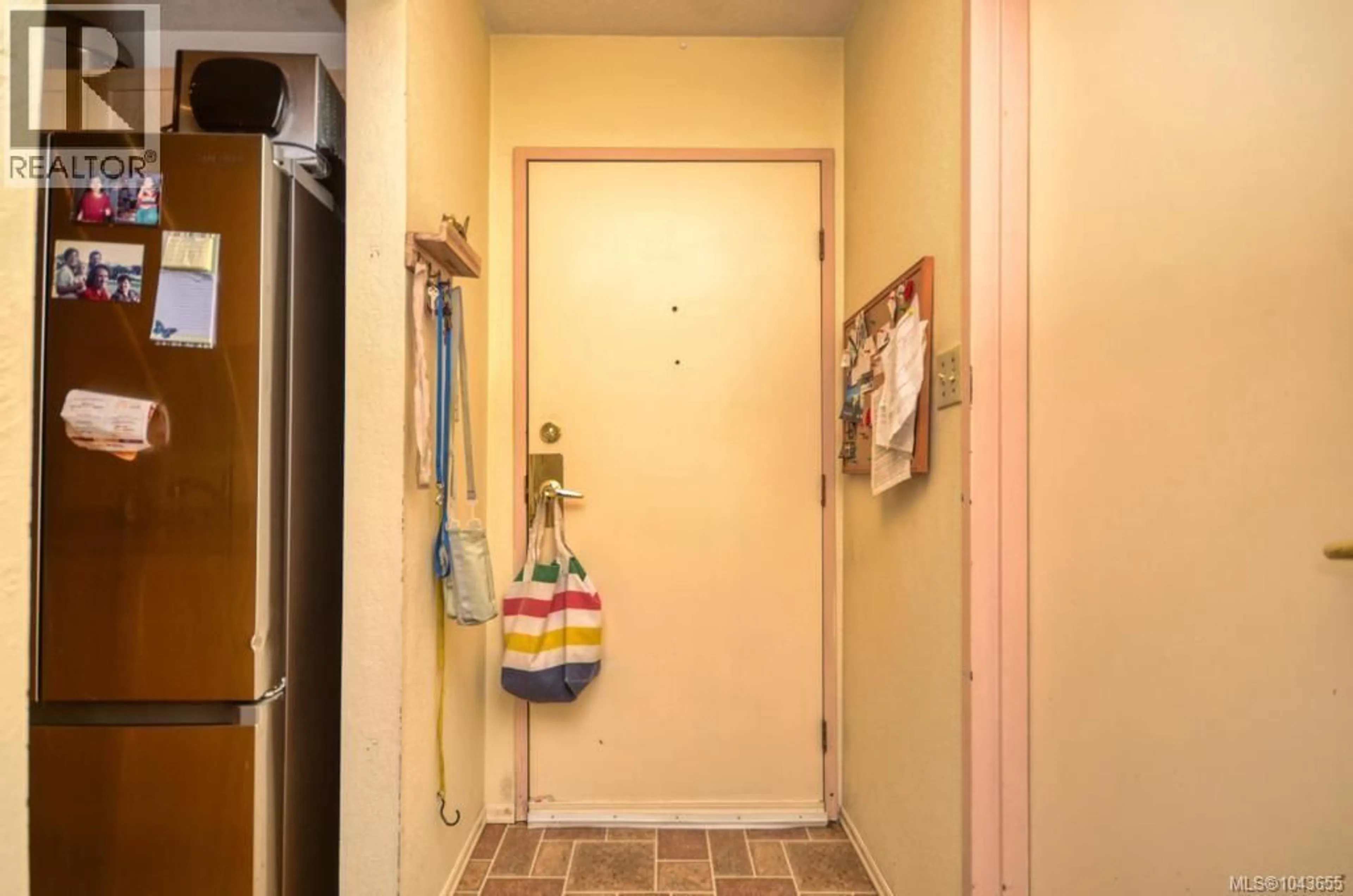 Indoor entryway for 312 - 848 ESQUIMALT ROAD, Esquimalt British Columbia V9A6W9