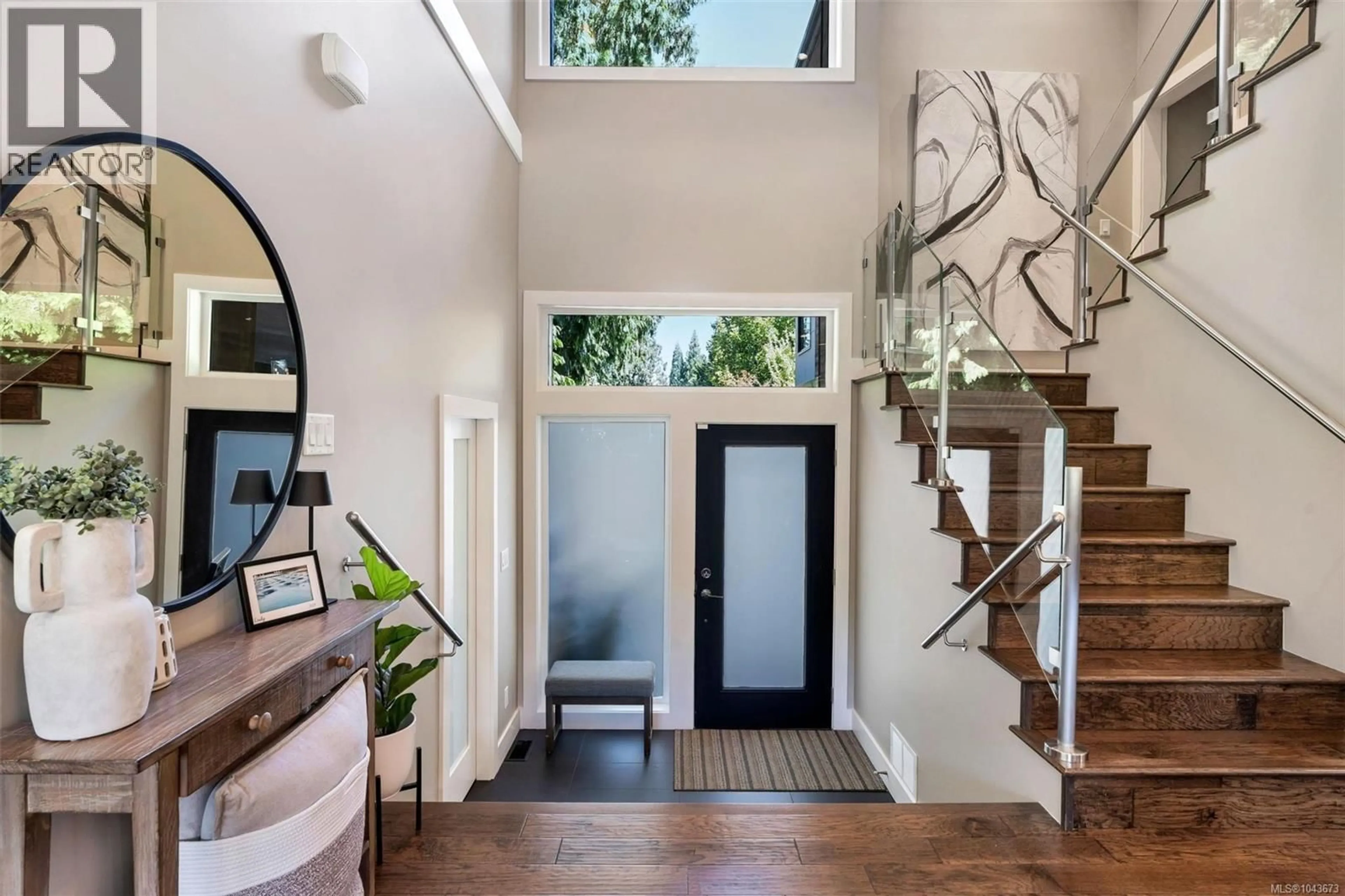Indoor entryway for 5186 SAPPHIRE ROAD, Saanich British Columbia V8Y2H7