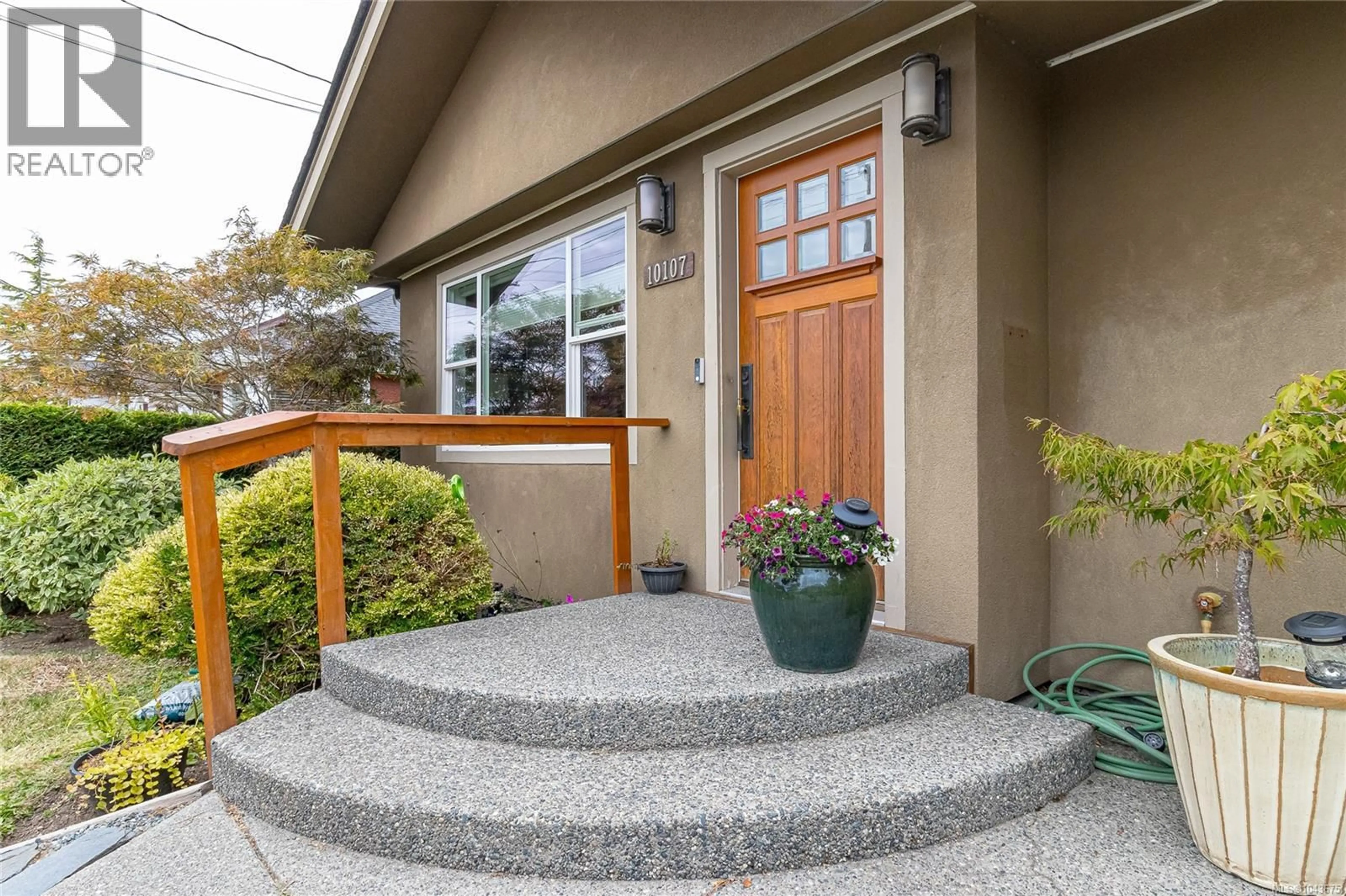 Indoor entryway for 10107 THIRD STREET, Sidney British Columbia V8L3B4