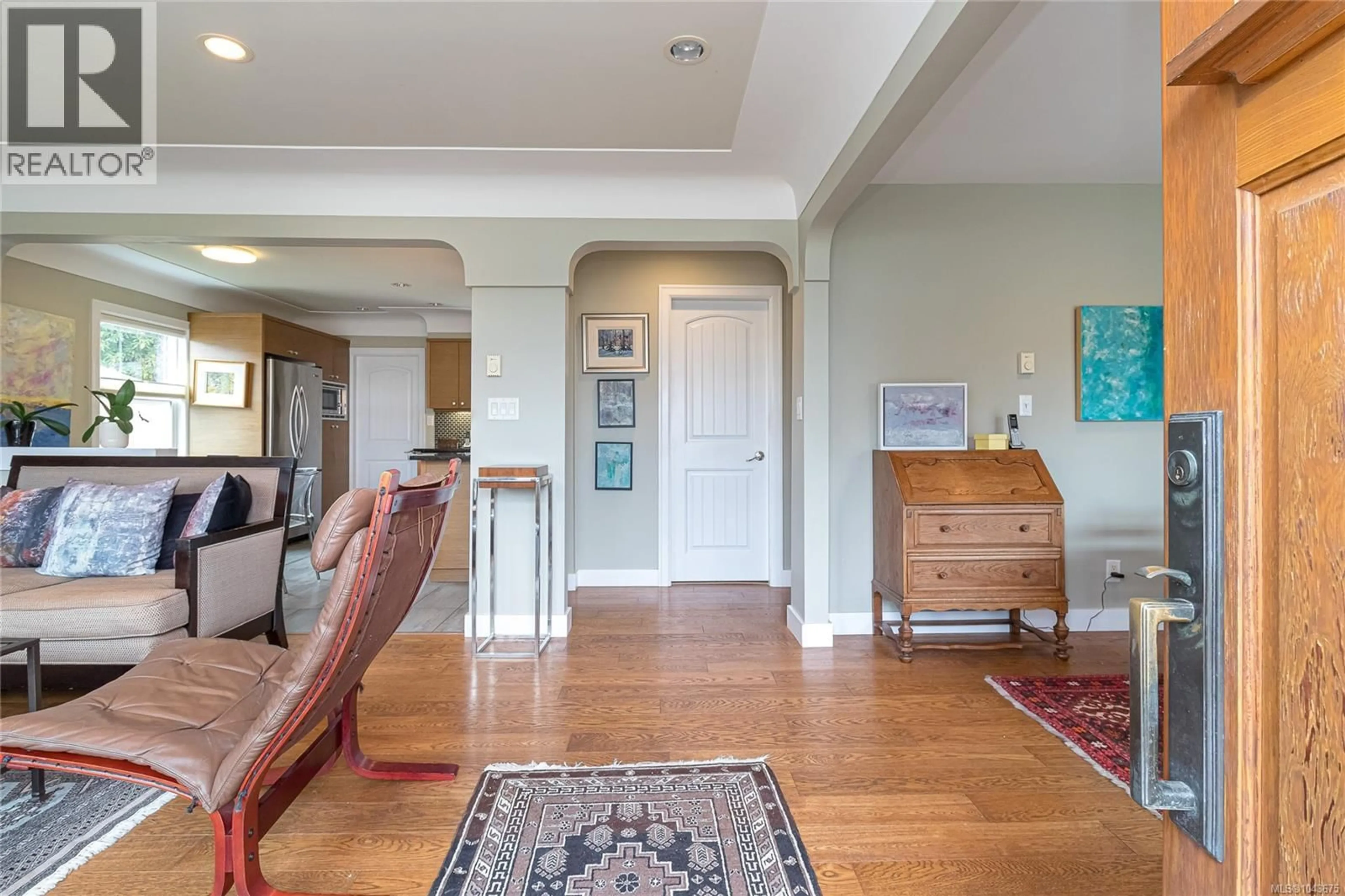 Indoor entryway for 10107 THIRD STREET, Sidney British Columbia V8L3B4