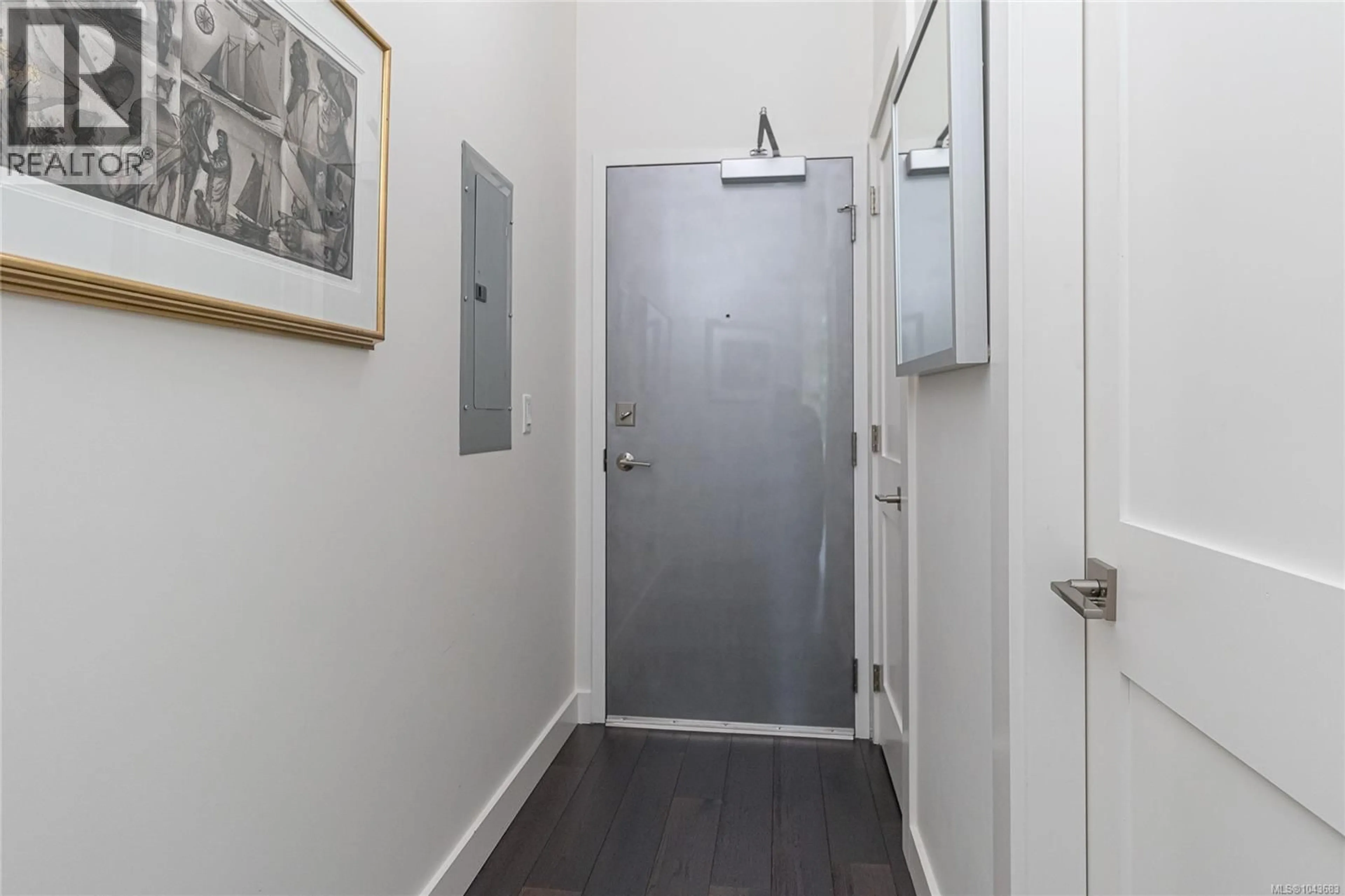 Indoor foyer for 301 - 2049 COUNTRY CLUB WAY, Langford British Columbia V9B1L1