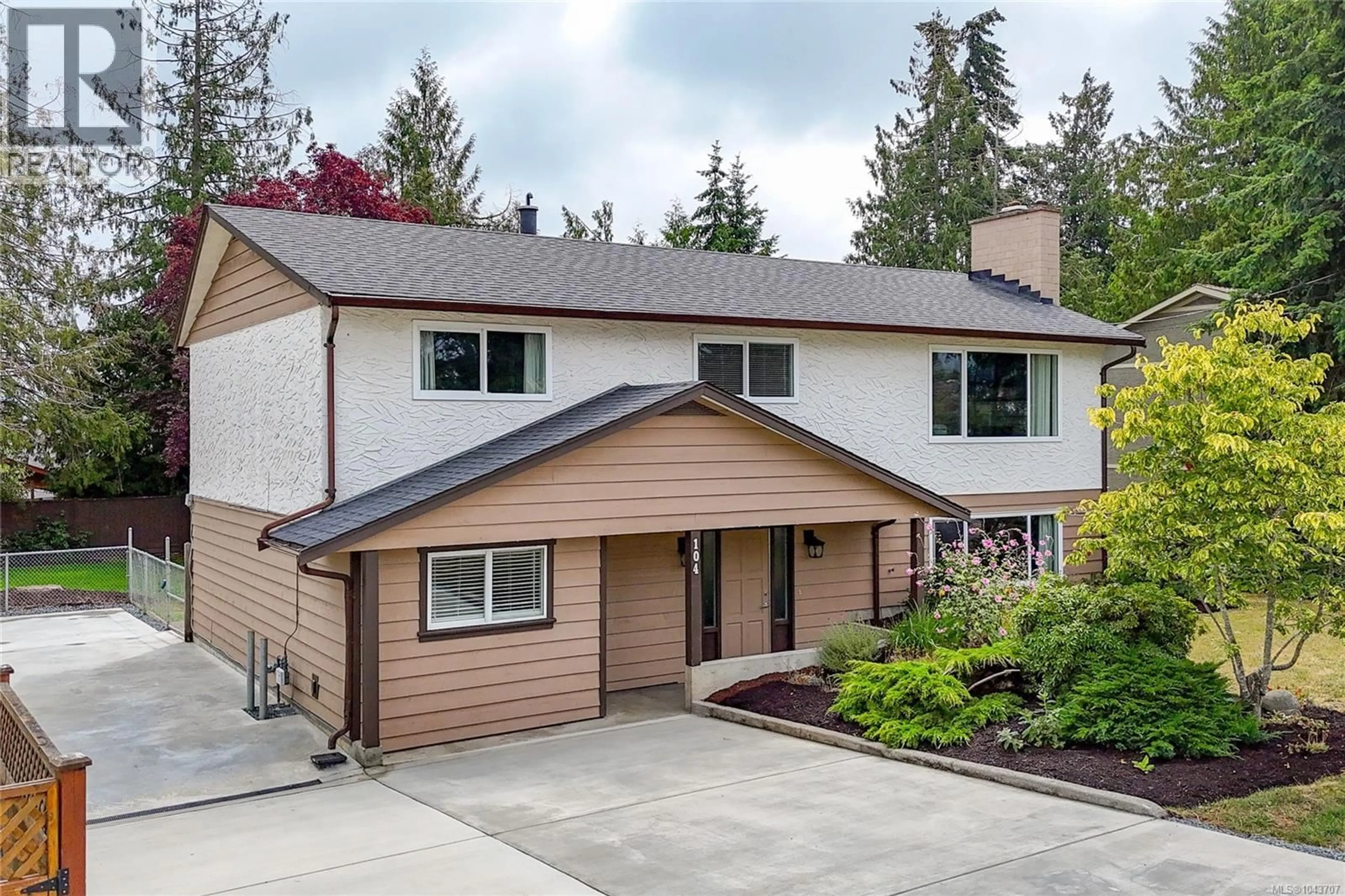Home with vinyl exterior material, street for 104 PYM STREET SOUTH, Parksville British Columbia V9P1E9