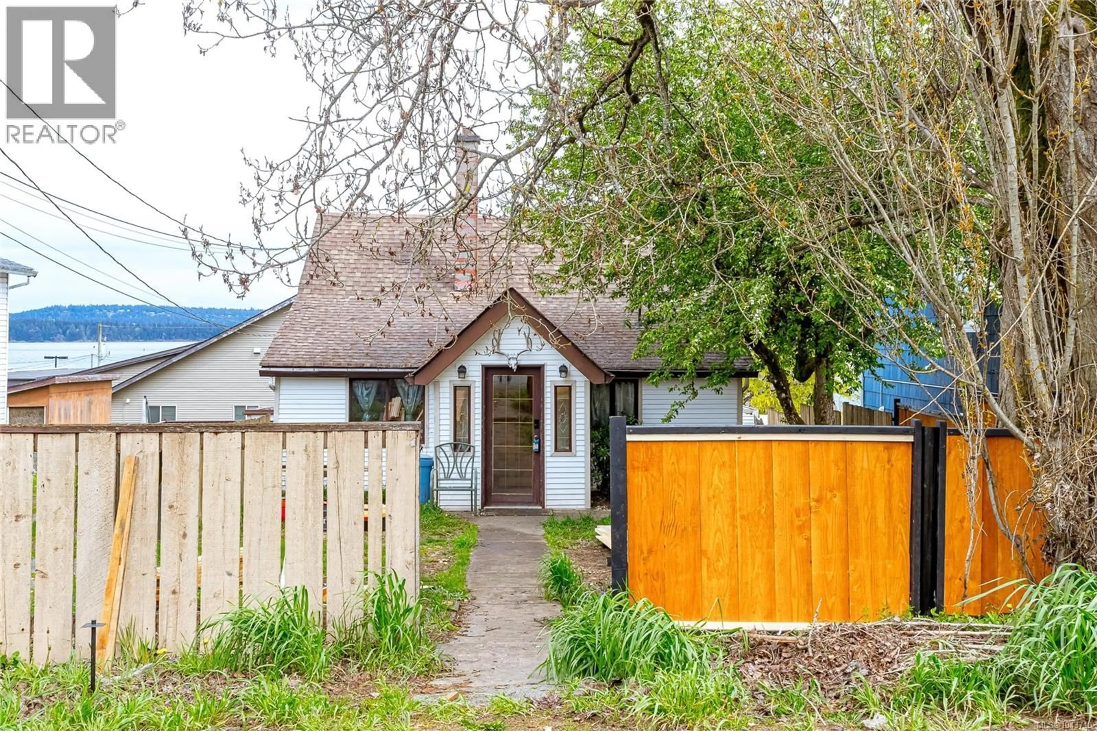 A pic from outside/outdoor area/front of a property/back of a property/a pic from drone, street for 451 IRWIN STREET, Nanaimo British Columbia V9R4X9