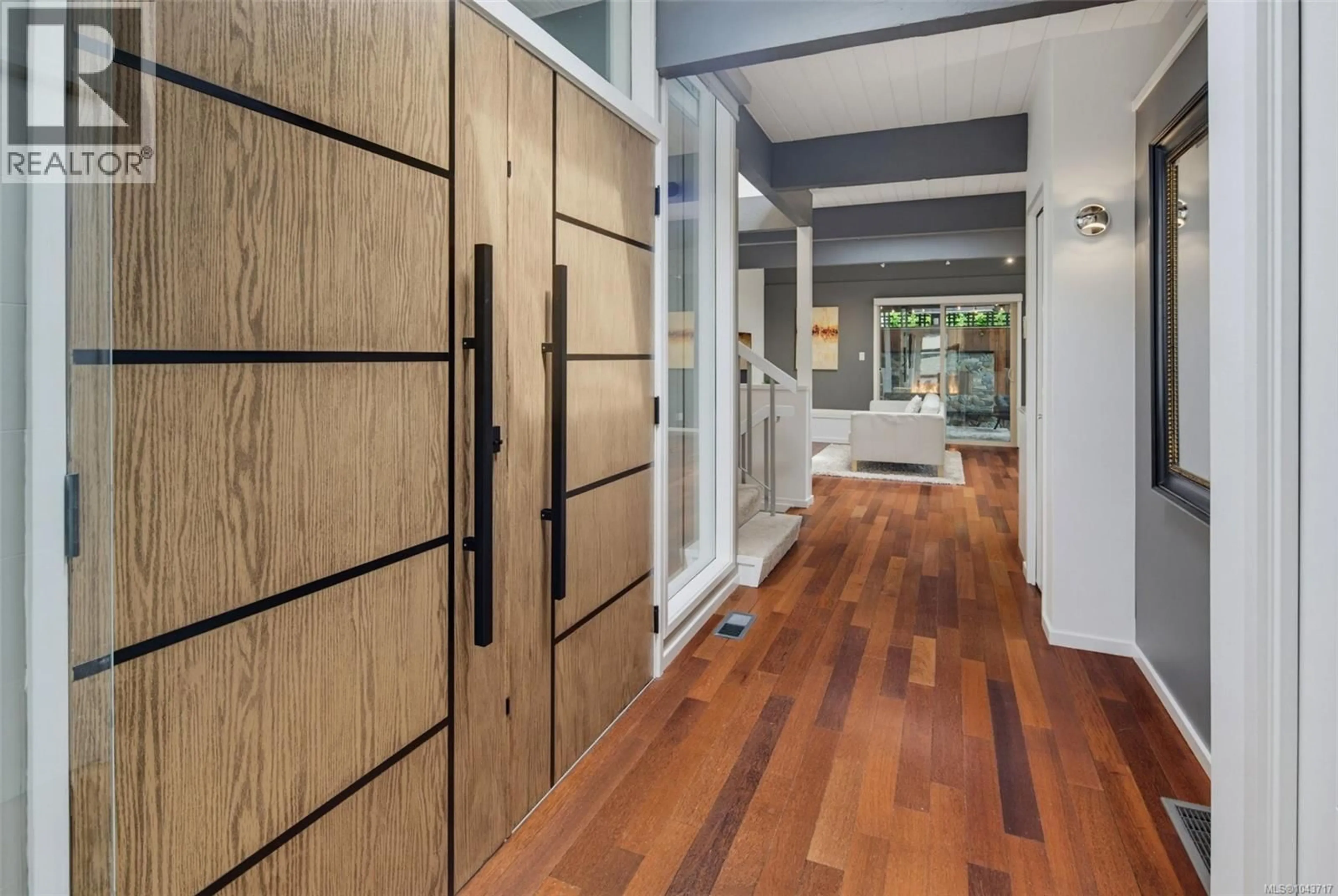 Indoor entryway for 930 KENTWOOD TERRACE, Saanich British Columbia V8Y1A4