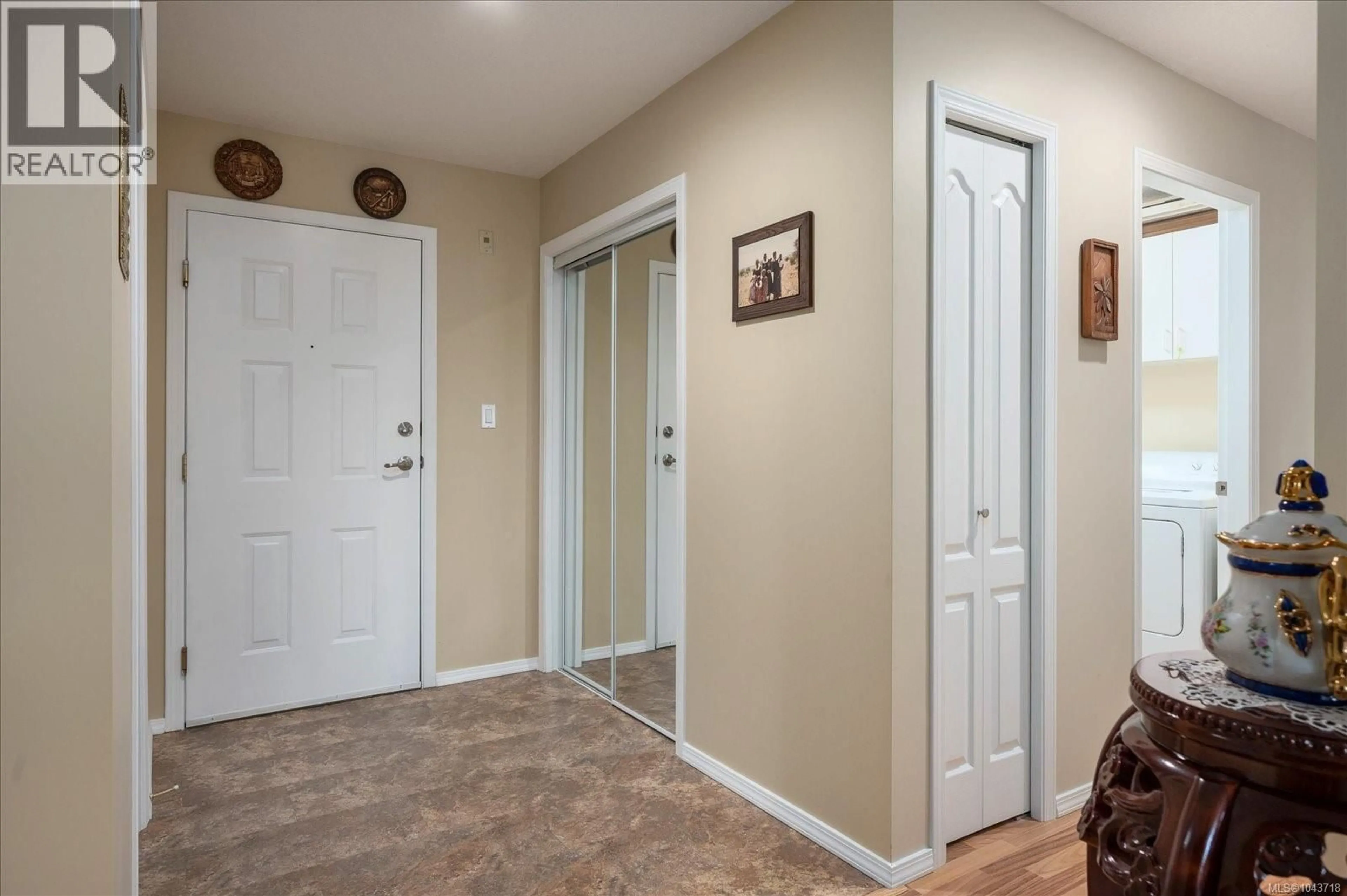 Indoor entryway for 204 - 335 HIRST AVENUE WEST, Parksville British Columbia V9P2R5