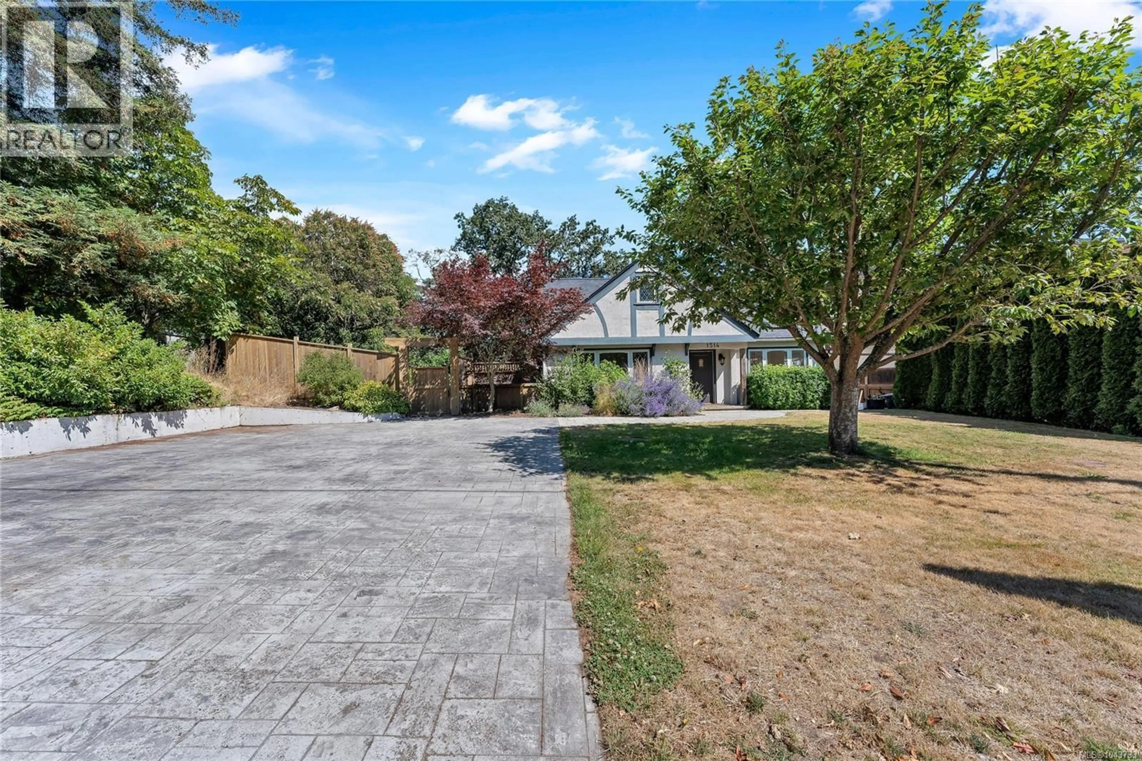 A pic from outside/outdoor area/front of a property/back of a property/a pic from drone, street for 1514 SHORNCLIFFE ROAD, Saanich British Columbia V8P2T4
