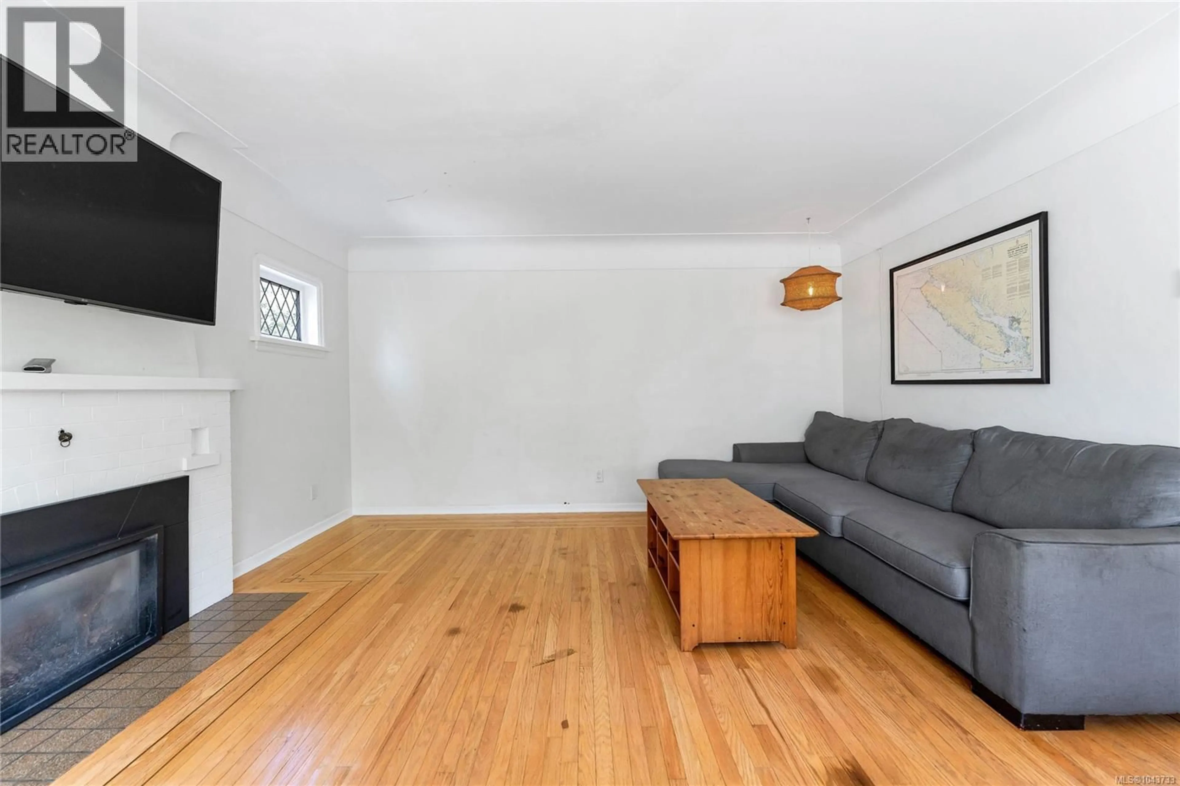 Living room with furniture, wood/laminate floor for 1514 SHORNCLIFFE ROAD, Saanich British Columbia V8P2T4