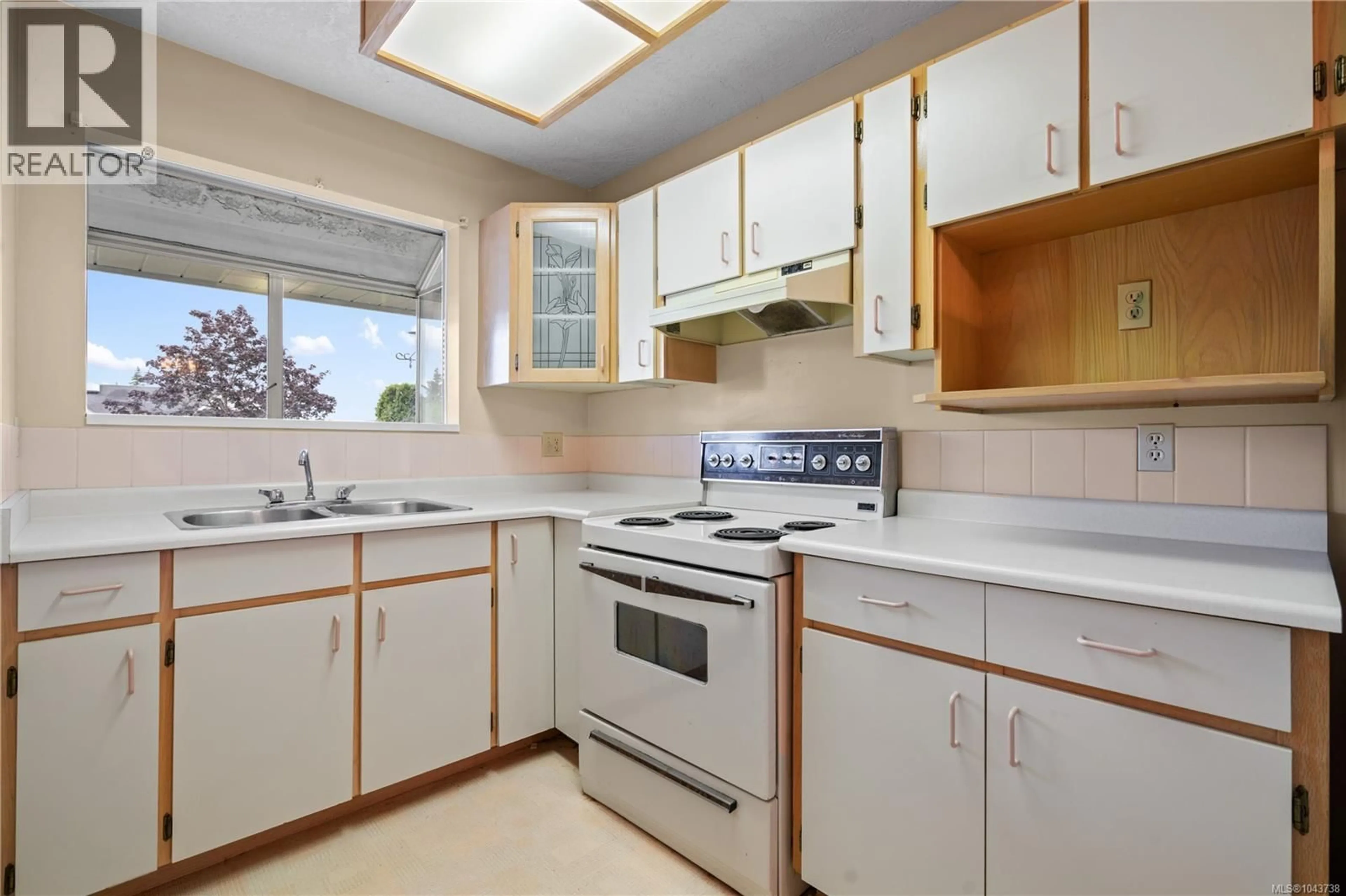 Standard kitchen, unknown for 4216 PONDEROSA CRESCENT, Saanich British Columbia V8Z7G2