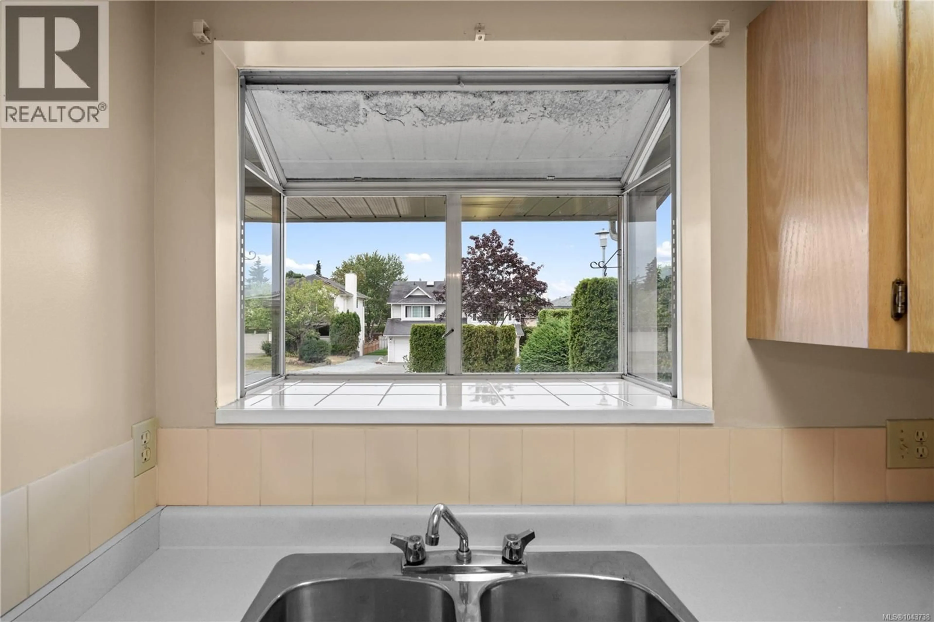 Standard kitchen, ceramic/tile floor for 4216 PONDEROSA CRESCENT, Saanich British Columbia V8Z7G2