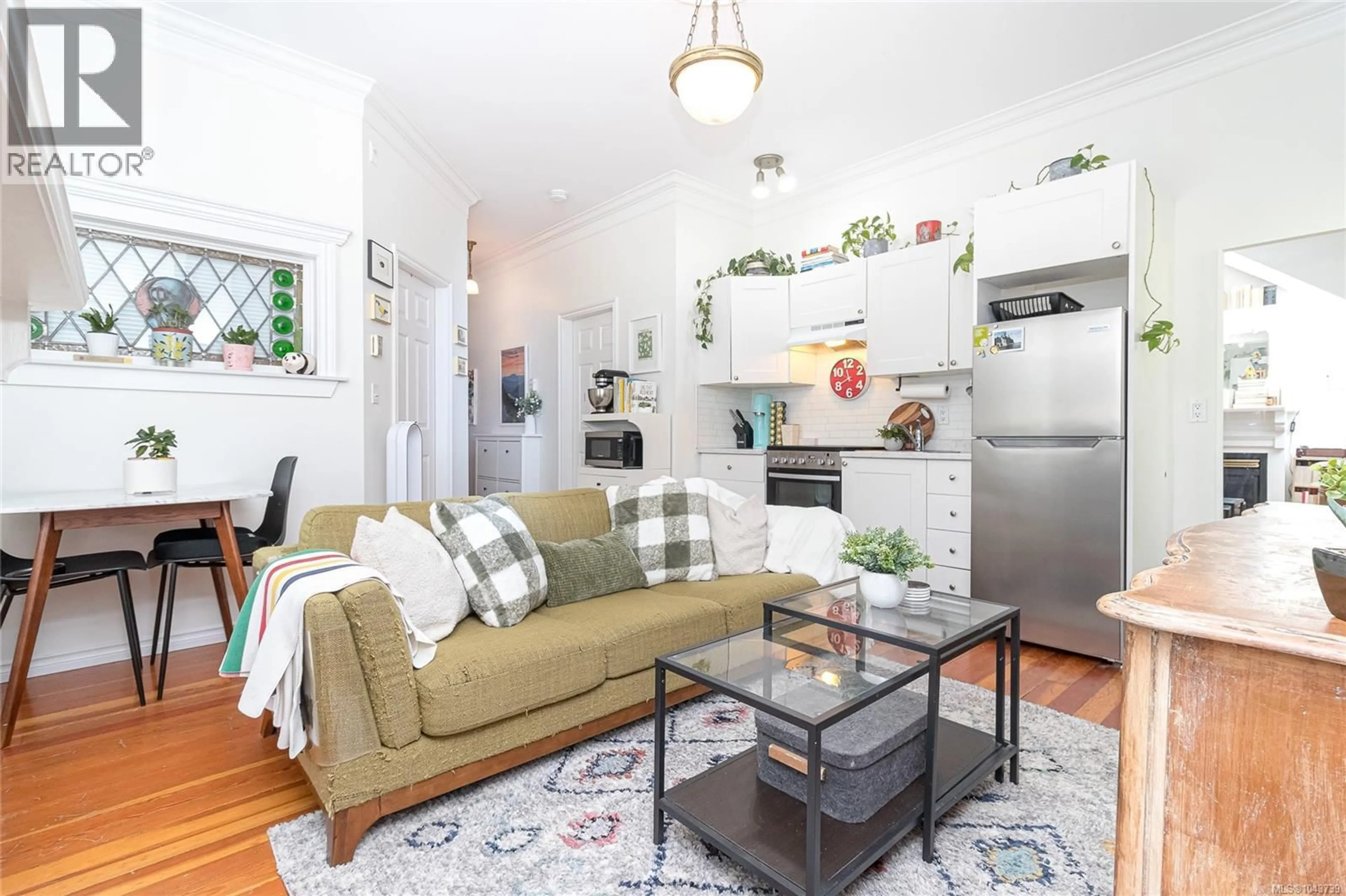 Living room with furniture, unknown for 102 - 1120 RICHARDSON STREET, Victoria British Columbia V8V3C8