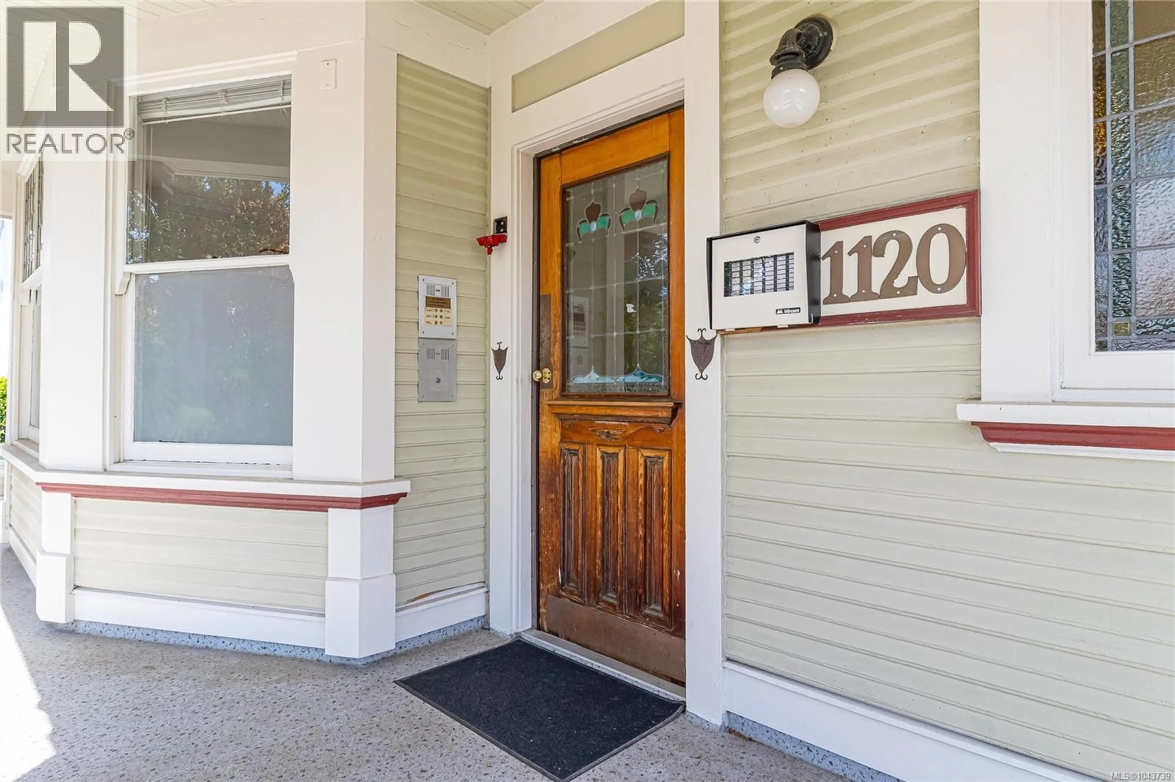 Indoor entryway for 102 - 1120 RICHARDSON STREET, Victoria British Columbia V8V3C8