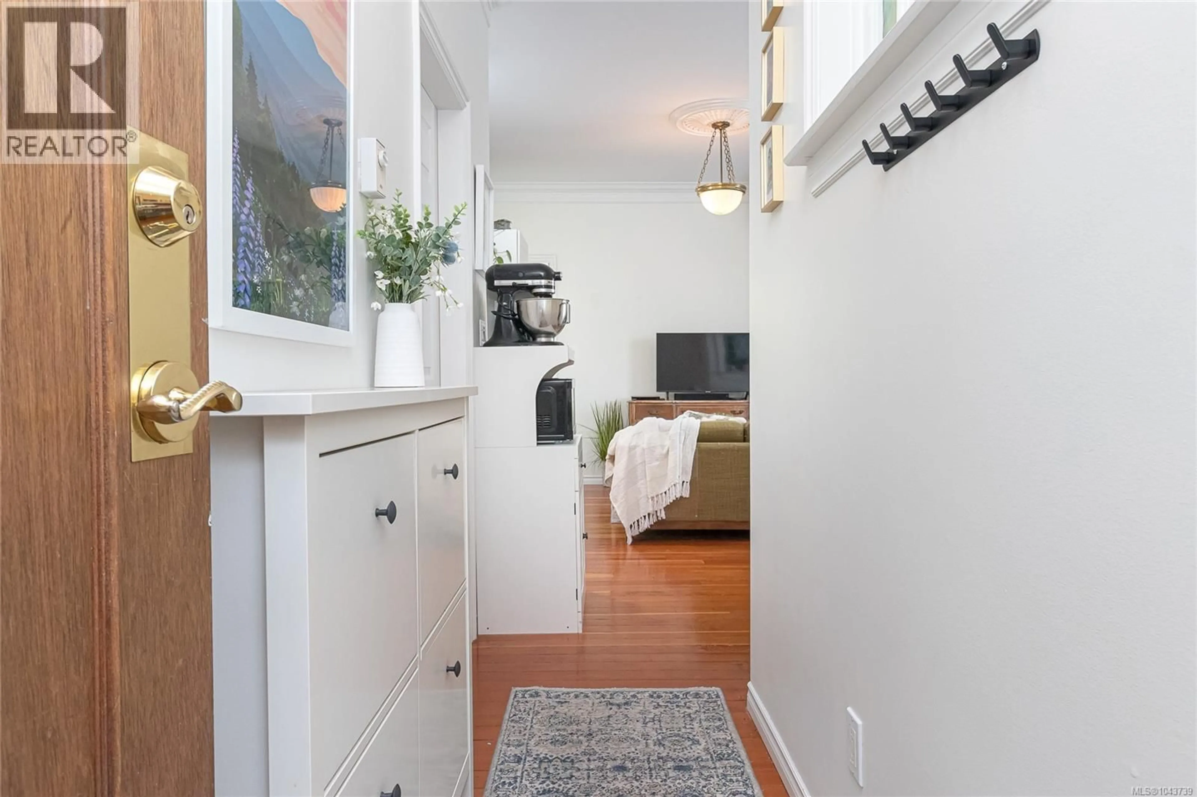 Indoor entryway for 102 - 1120 RICHARDSON STREET, Victoria British Columbia V8V3C8
