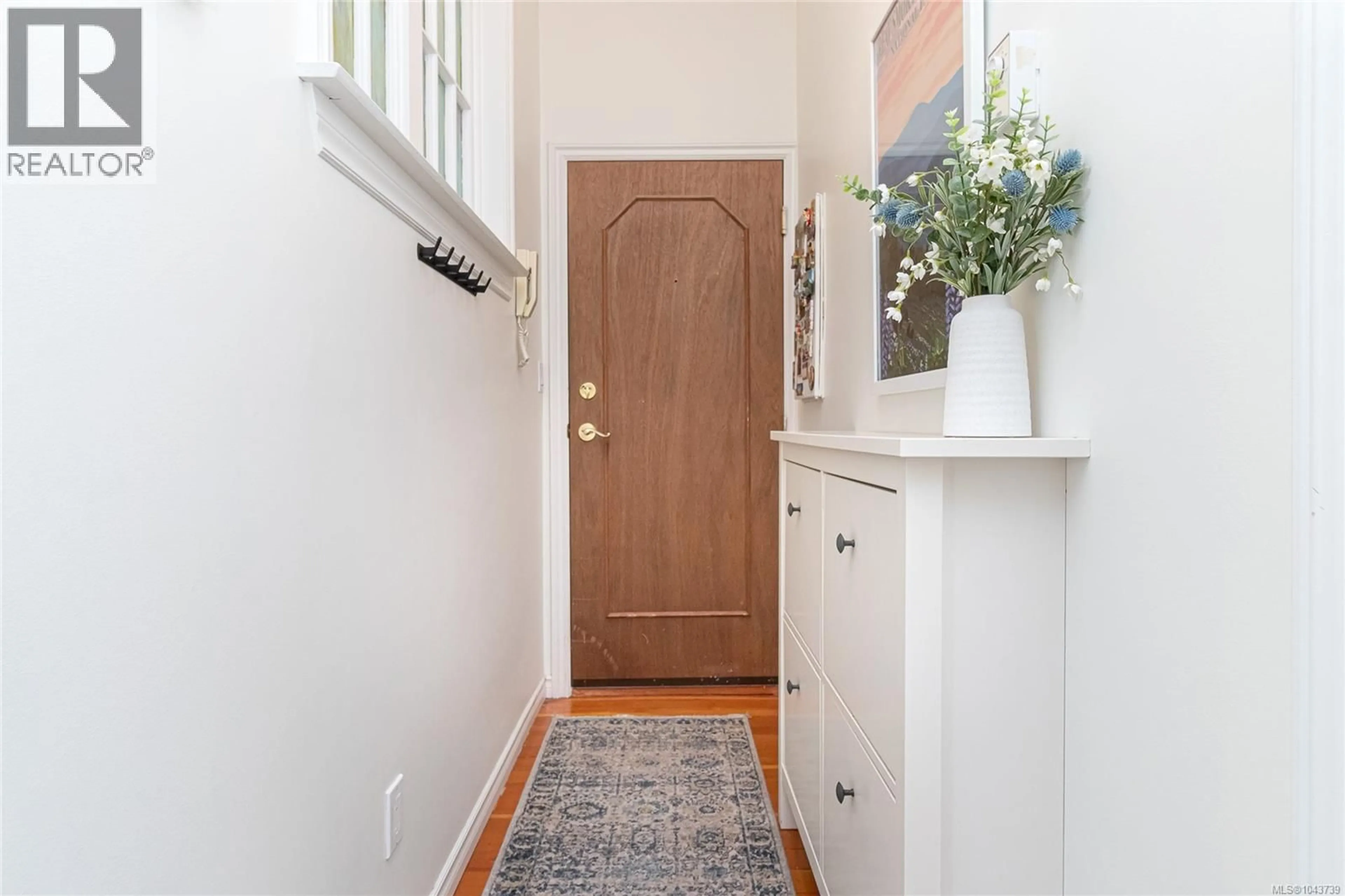 Indoor entryway for 102 - 1120 RICHARDSON STREET, Victoria British Columbia V8V3C8