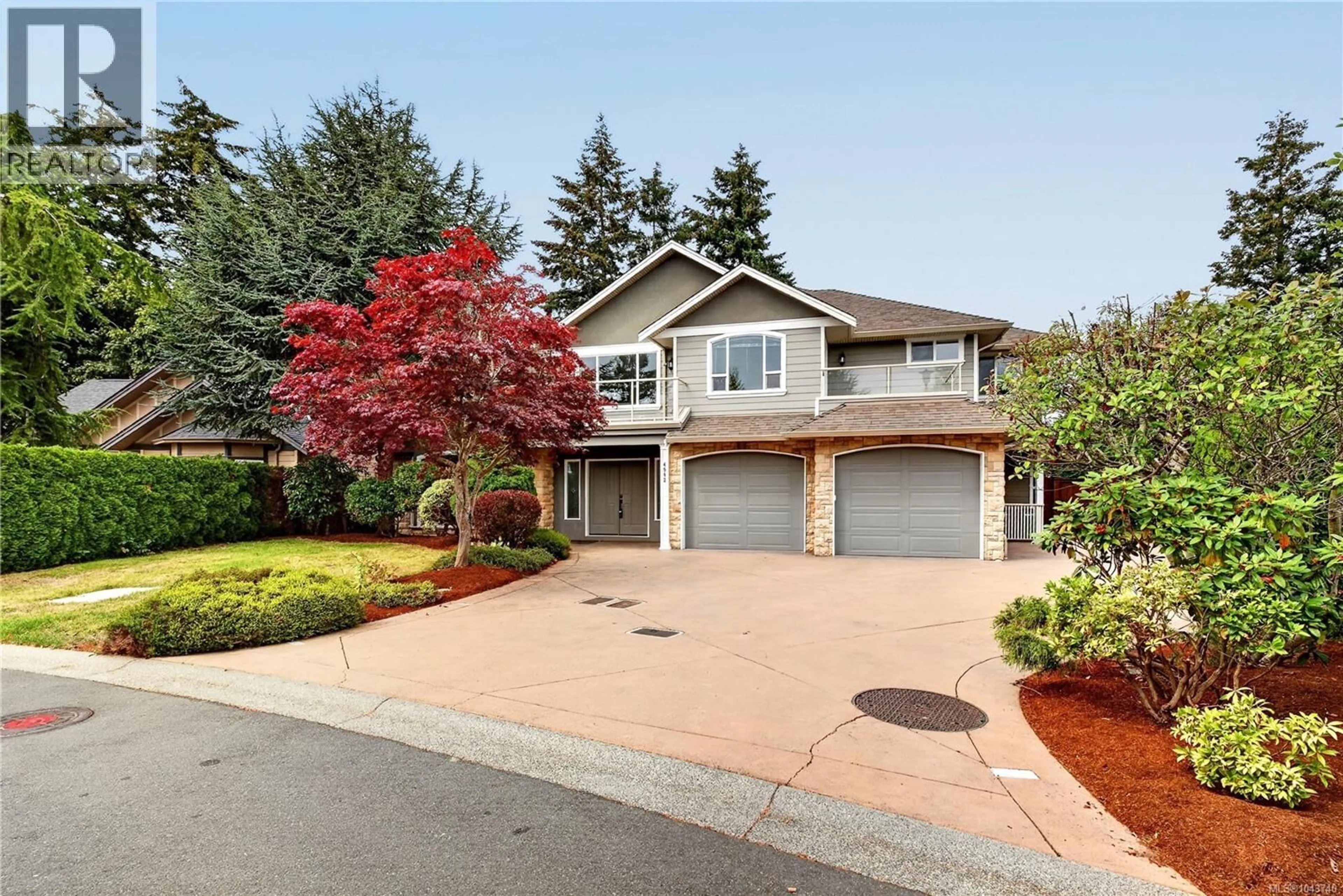 Home with vinyl exterior material, street for 4982 LA QUINTA PLACE, Saanich British Columbia V8W3G9