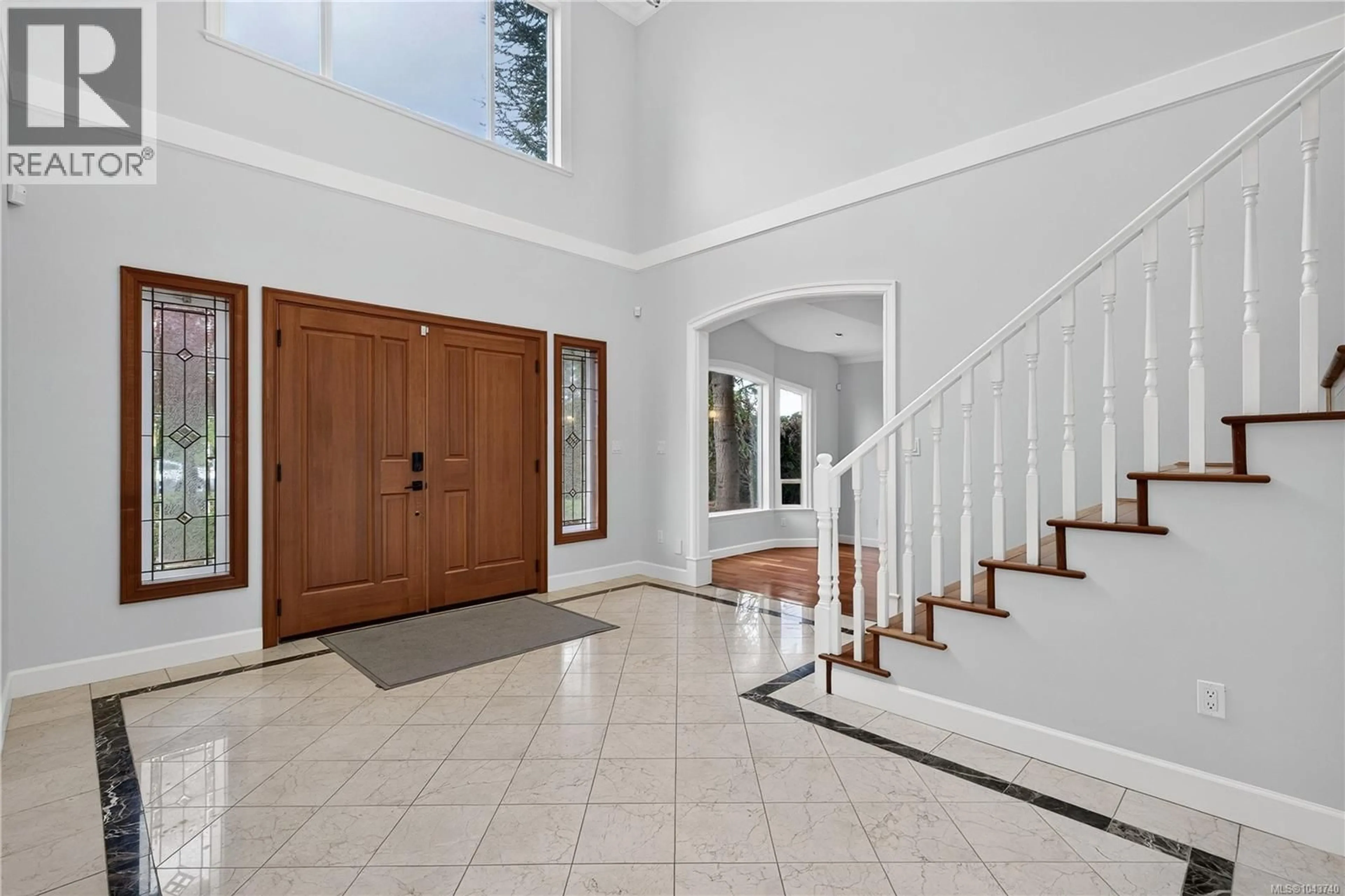 Indoor foyer for 4982 LA QUINTA PLACE, Saanich British Columbia V8W3G9