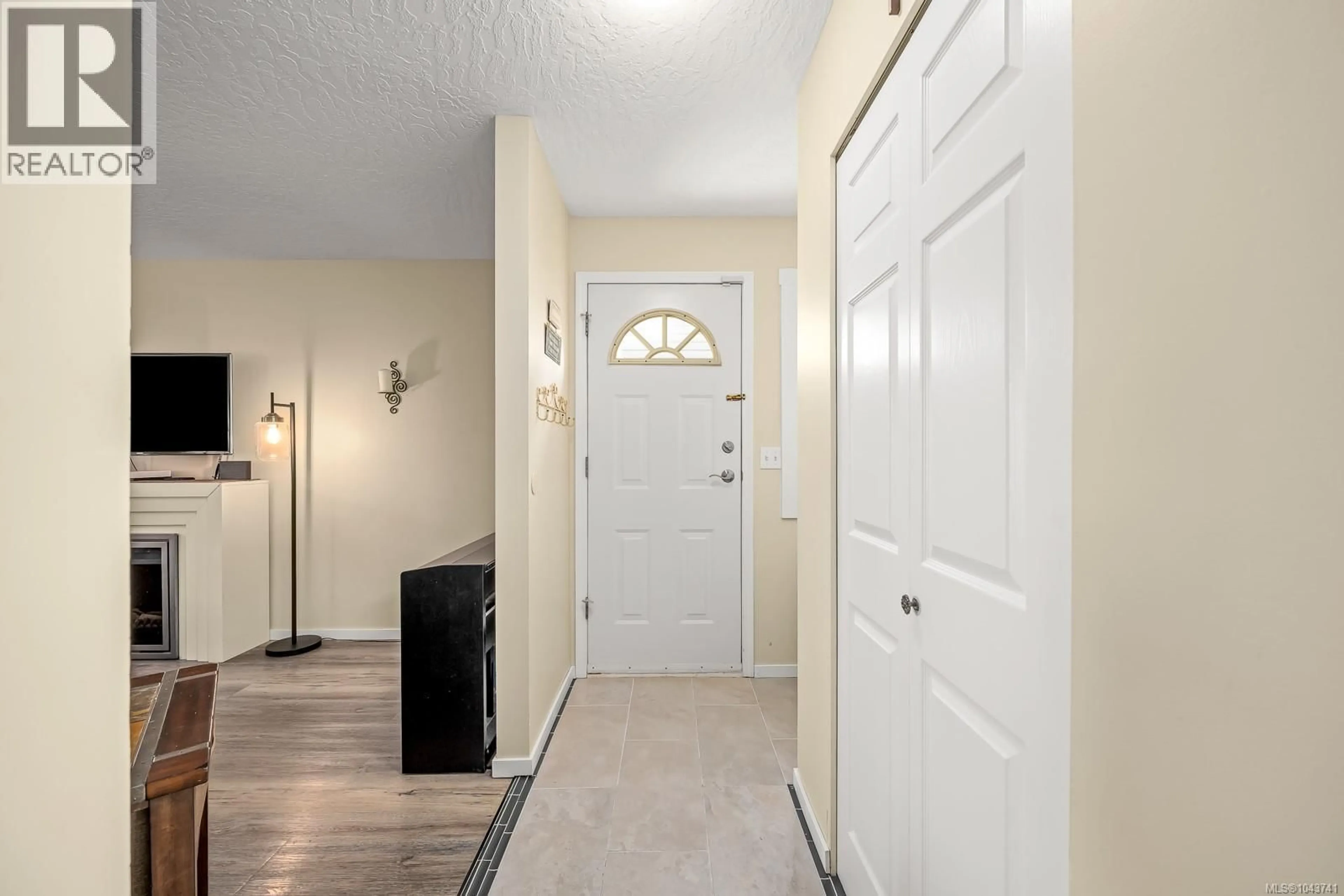 Indoor entryway for A - 2284 1ST STREET, Courtenay British Columbia V9N8X8
