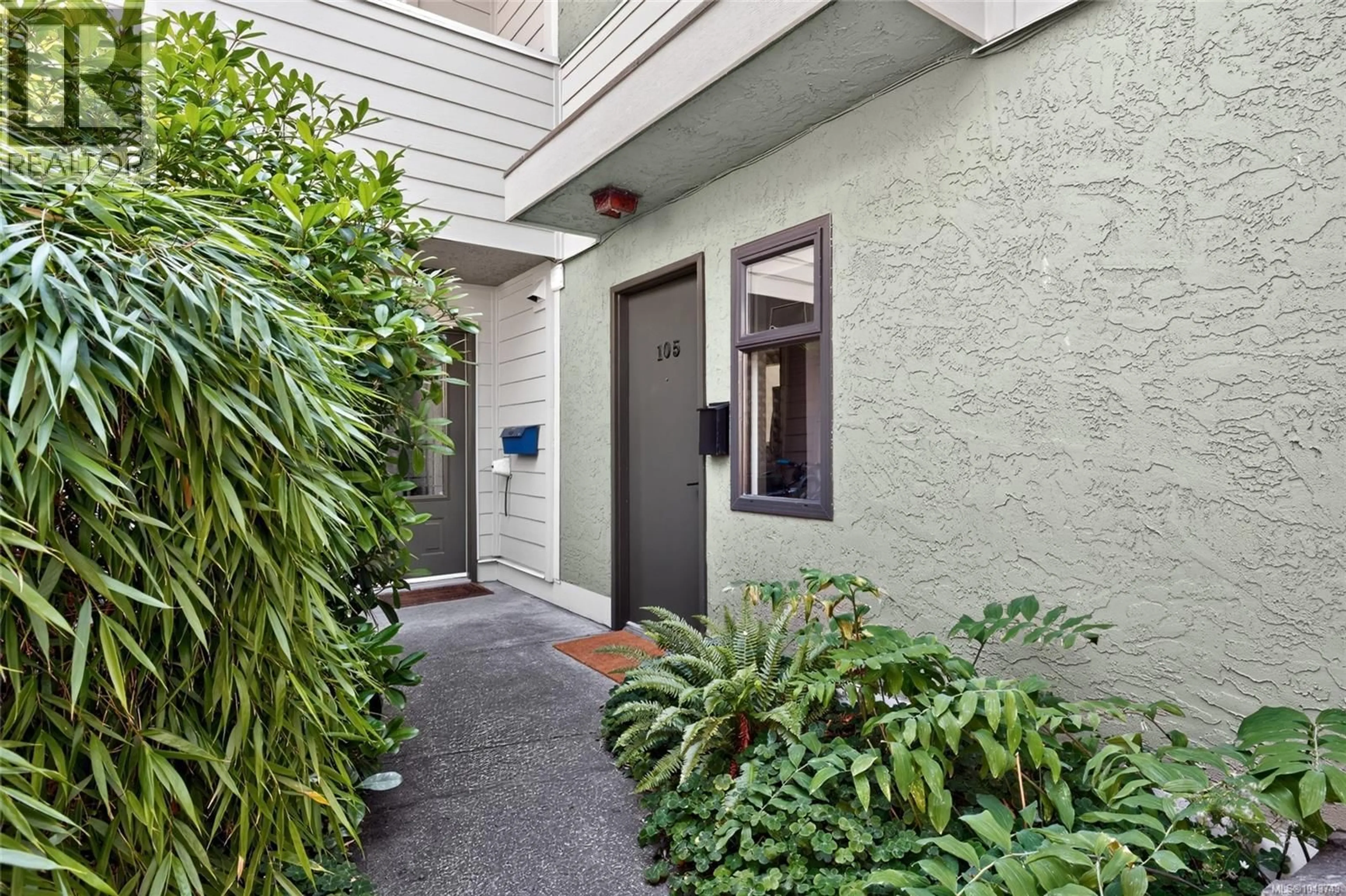 Indoor entryway for 105 - 119 LADYSMITH STREET, Victoria British Columbia V8V1J3