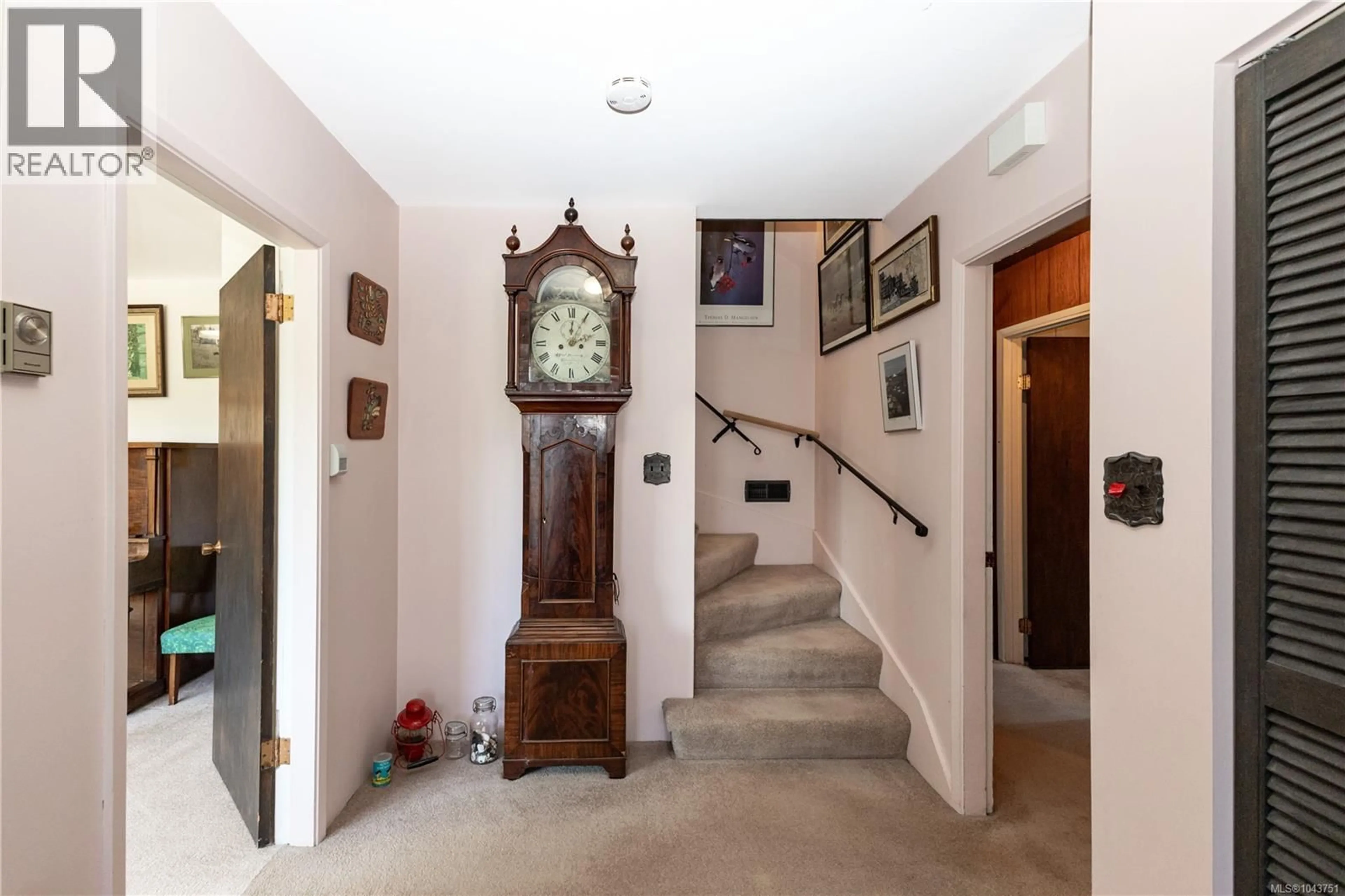 Indoor foyer for 549 DOGWOOD STREET, Campbell River British Columbia V9W2Y4
