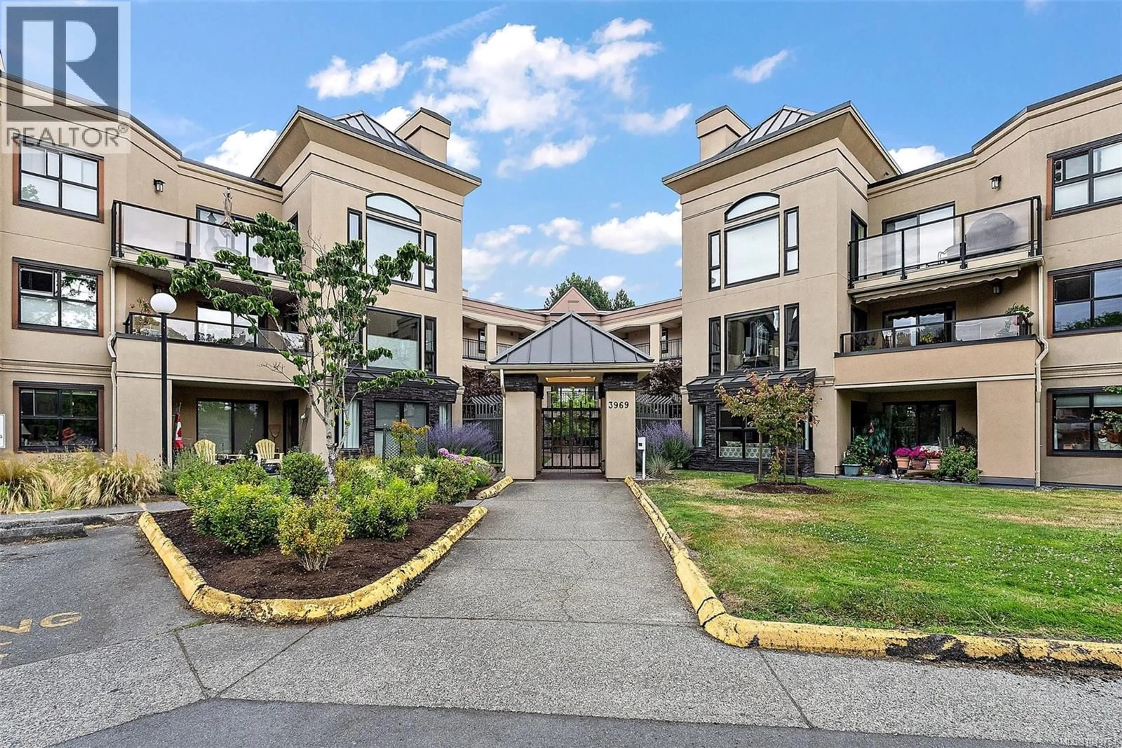 Indoor foyer for 212 - 3969 SHELBOURNE STREET, Saanich British Columbia V8N6J5