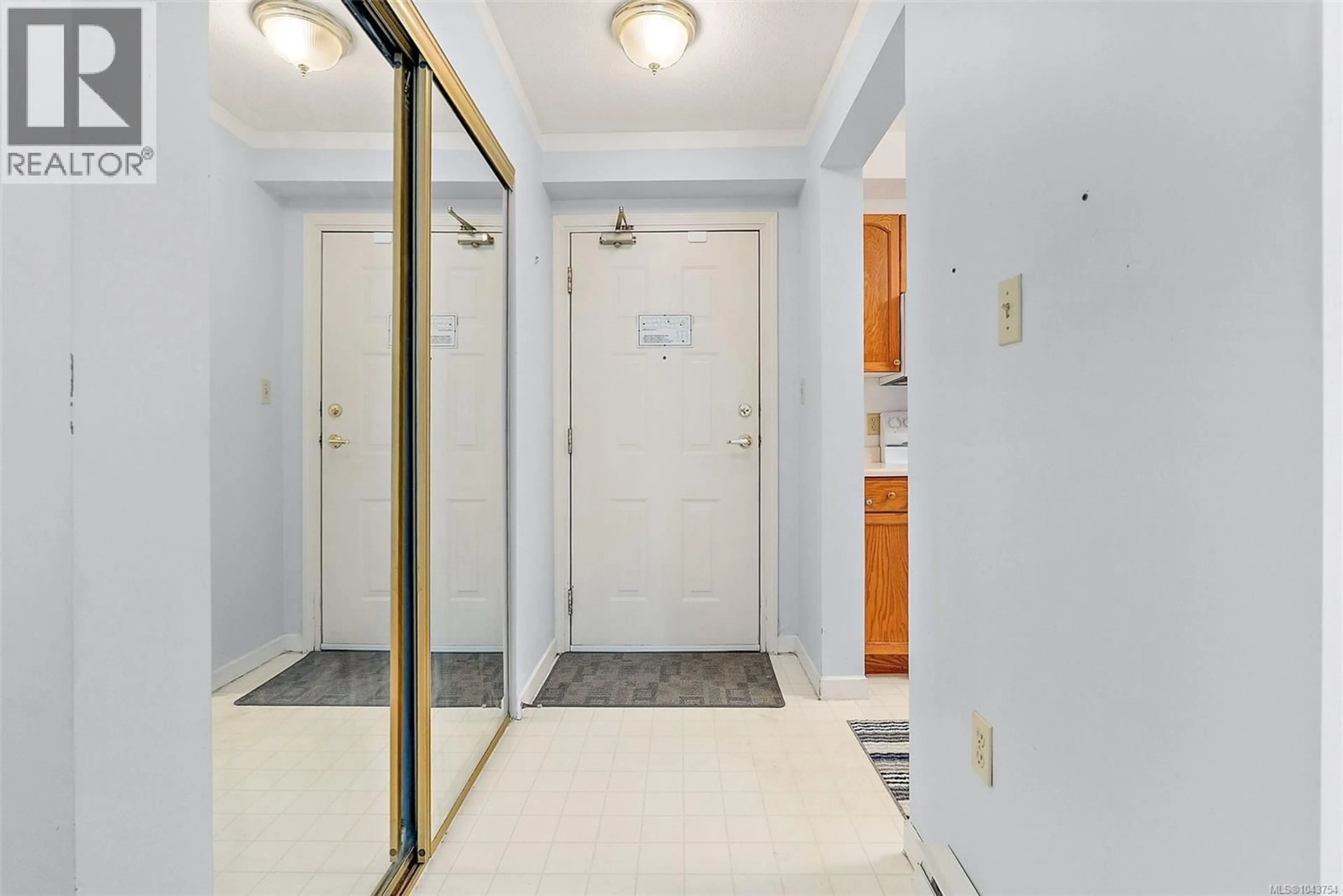 Indoor entryway for 212 - 3969 SHELBOURNE STREET, Saanich British Columbia V8N6J5