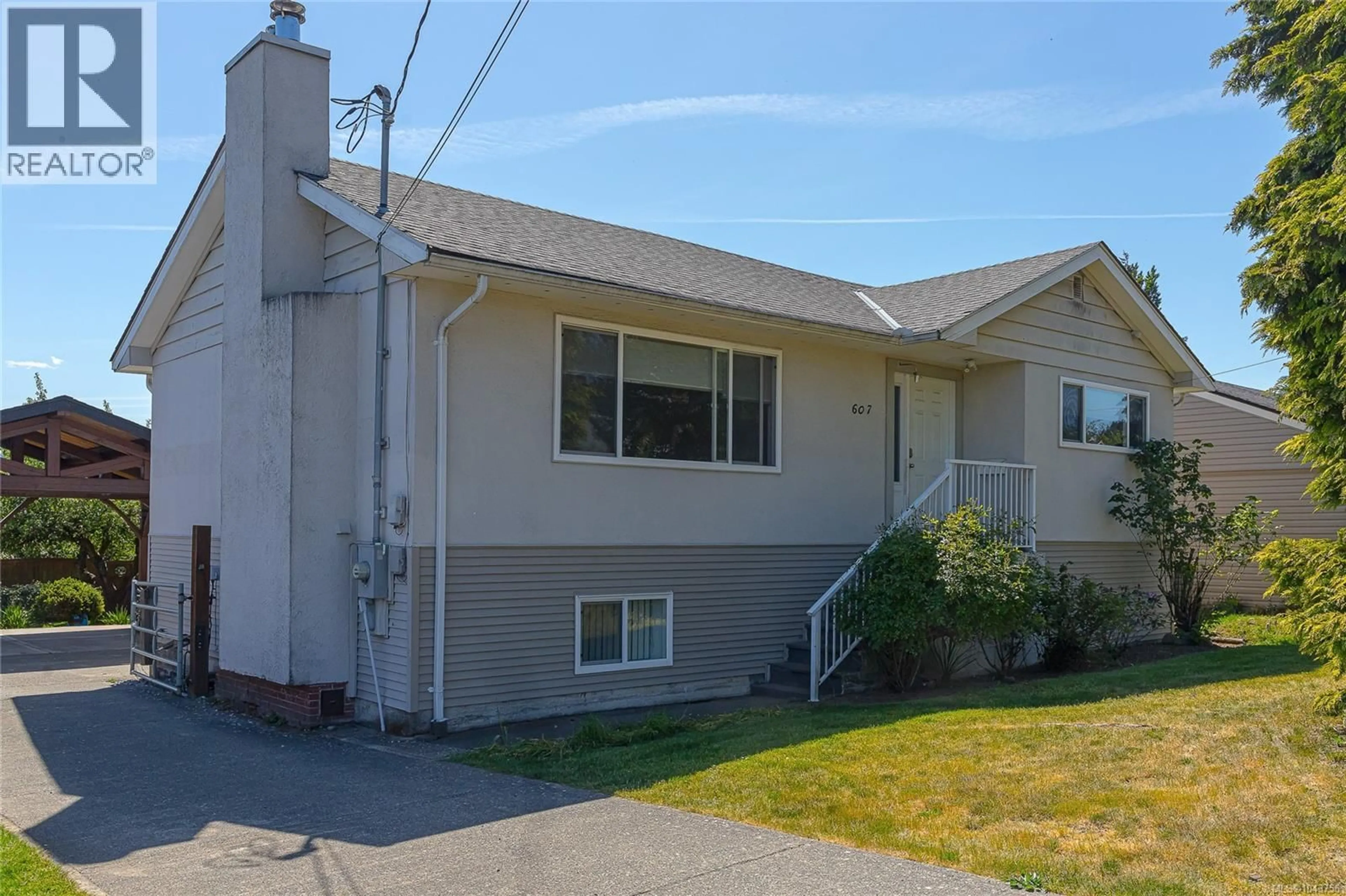 Home with vinyl exterior material, street for 607 FIFTH STREET, Nanaimo British Columbia V9R1P7