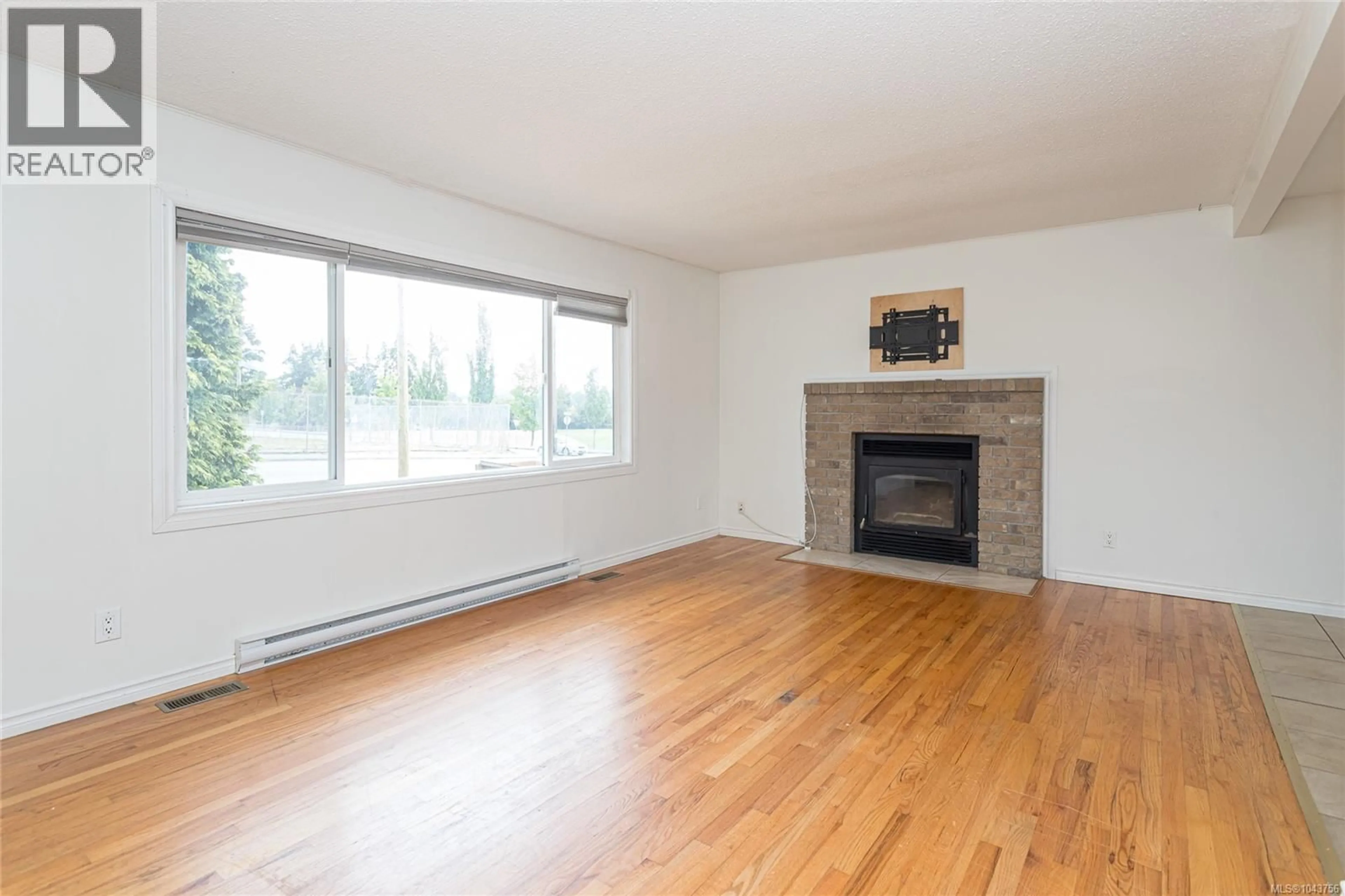 Living room with furniture, wood/laminate floor for 607 FIFTH STREET, Nanaimo British Columbia V9R1P7