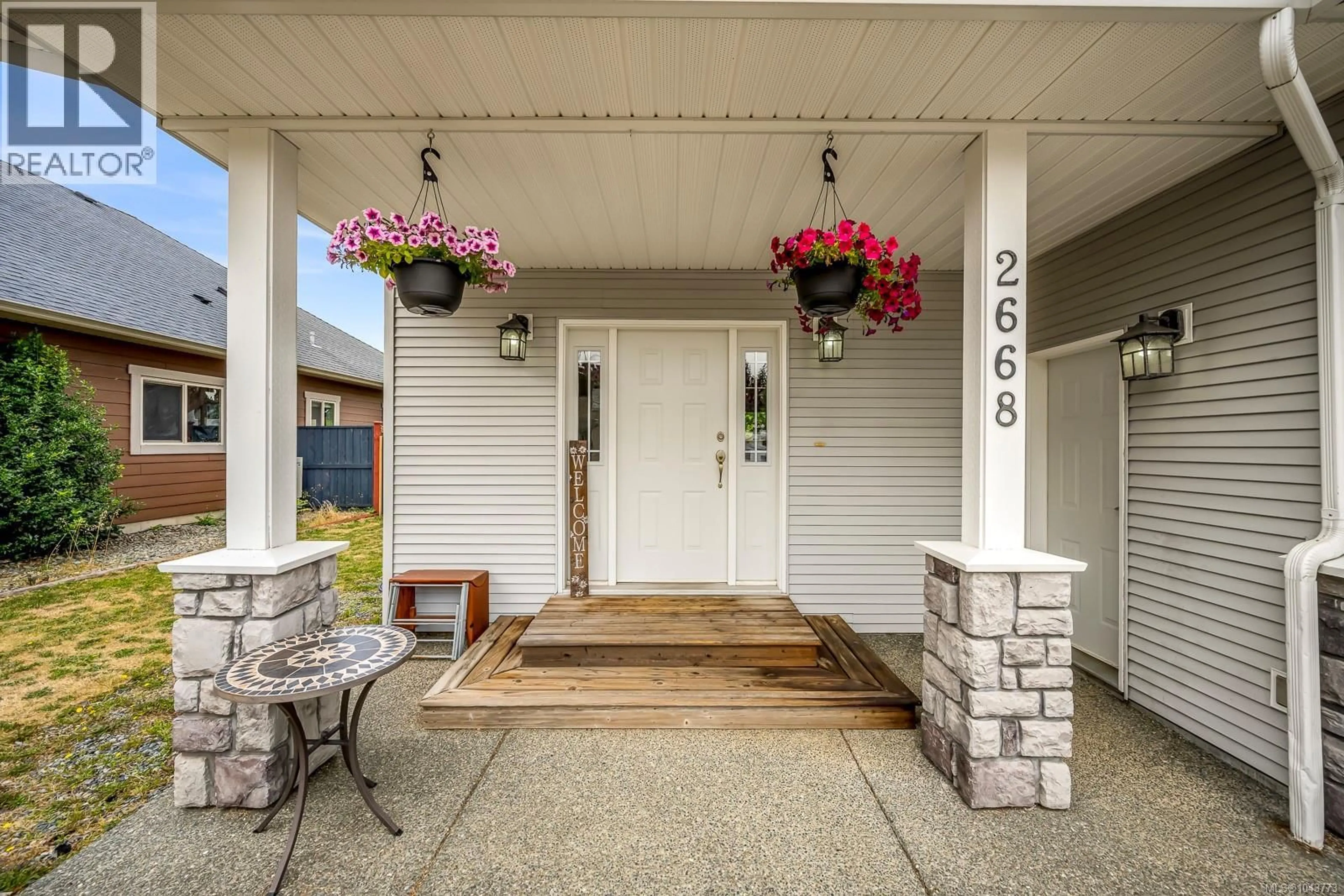 Indoor entryway for 2668 GRIZEDALE AVENUE, Cumberland British Columbia V0R1S0