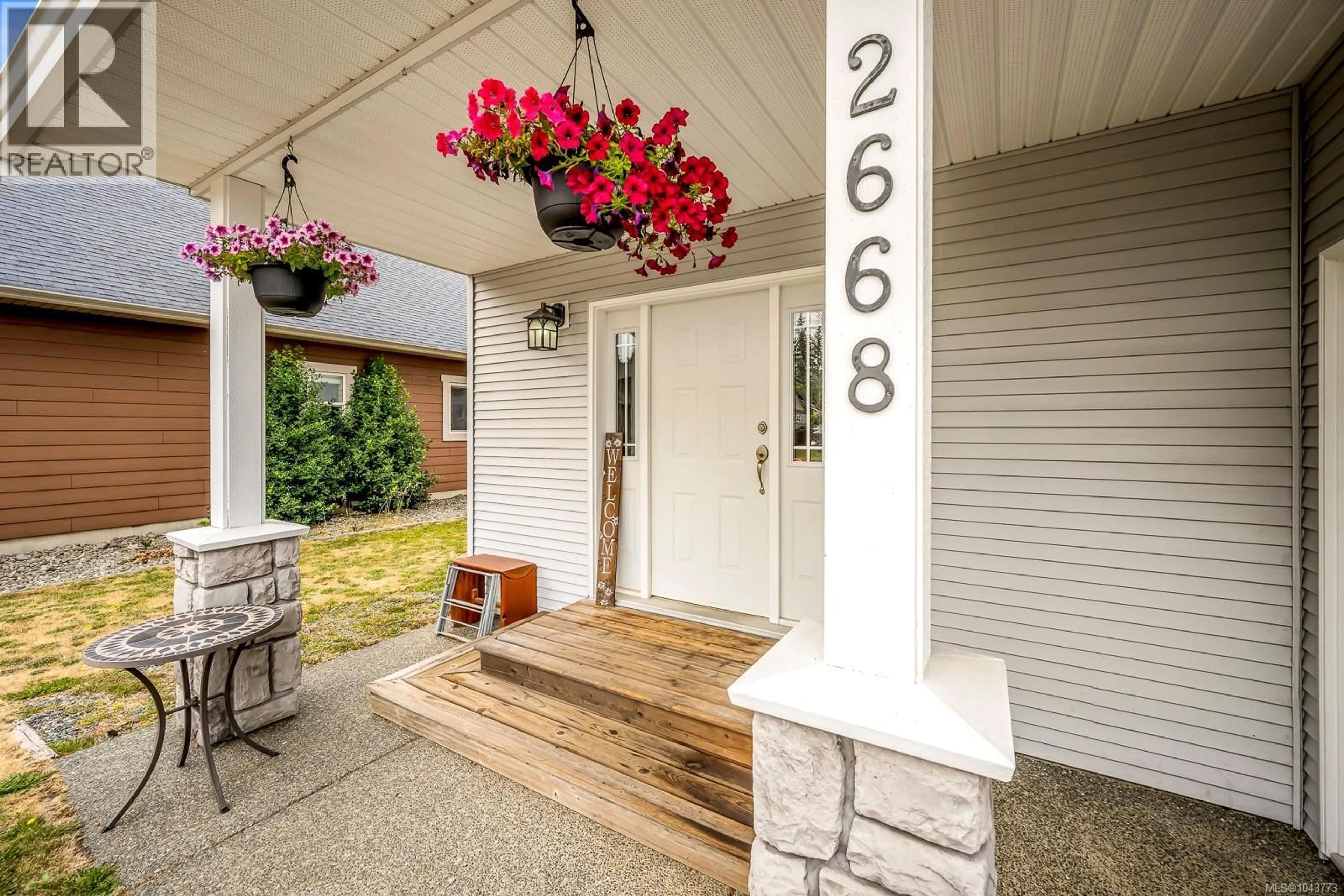 Indoor entryway for 2668 GRIZEDALE AVENUE, Cumberland British Columbia V0R1S0