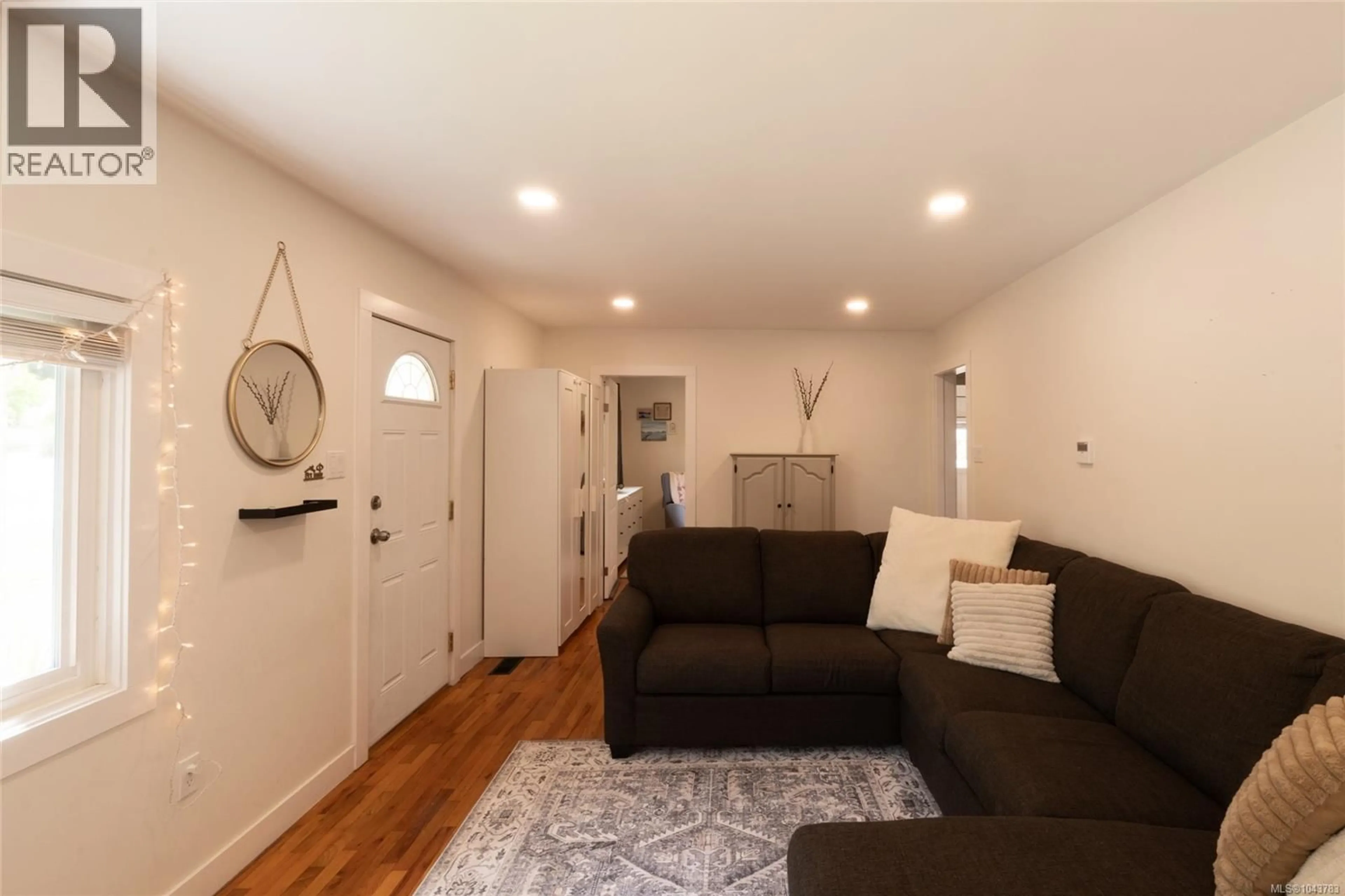 Living room with furniture, unknown for 5933 DEUCHARS DRIVE, Duncan British Columbia V9L1L5