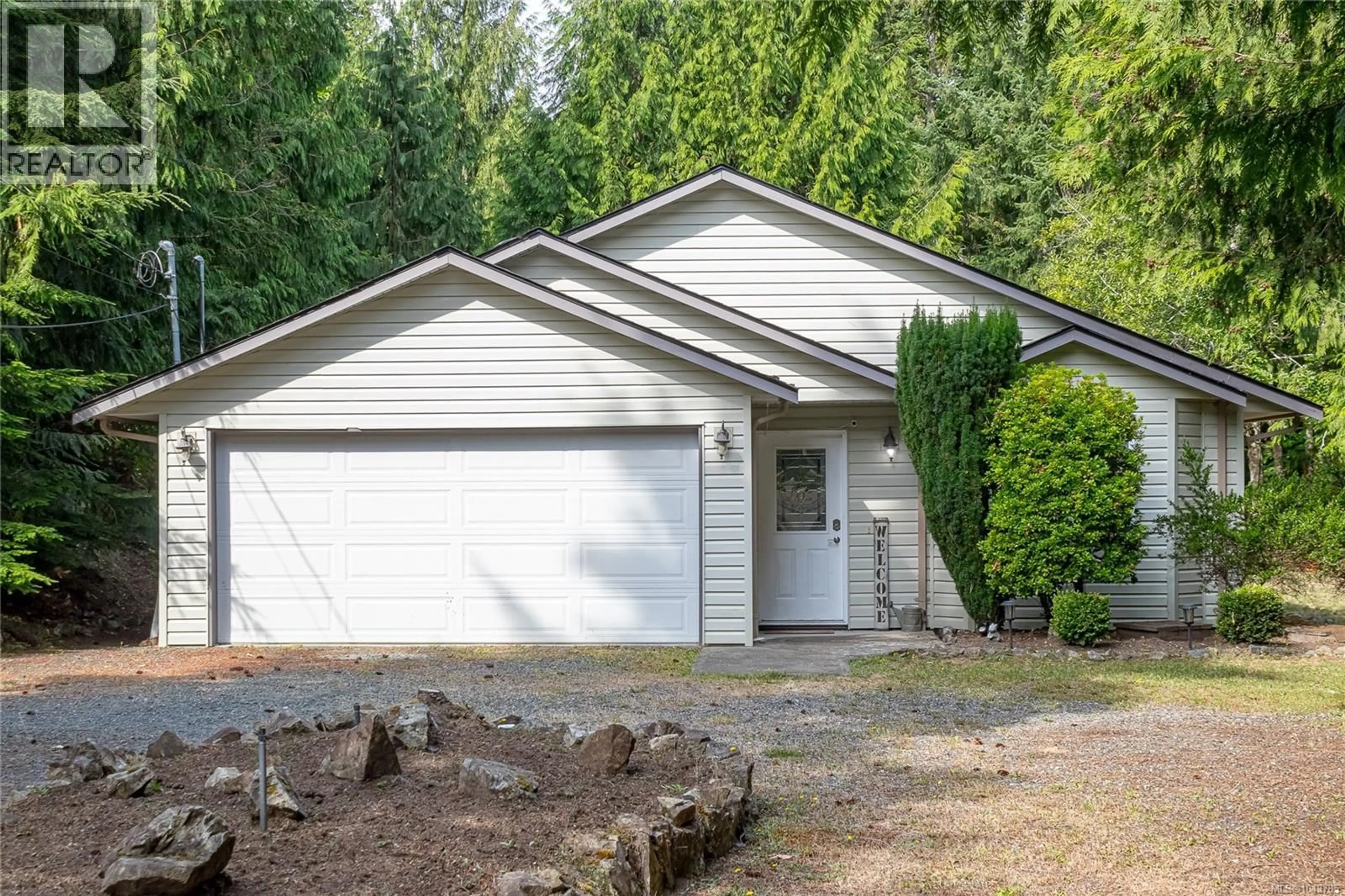 Home with vinyl exterior material, street for 1567 LAURA'S LOOP, Qualicum Beach British Columbia V9K2S3