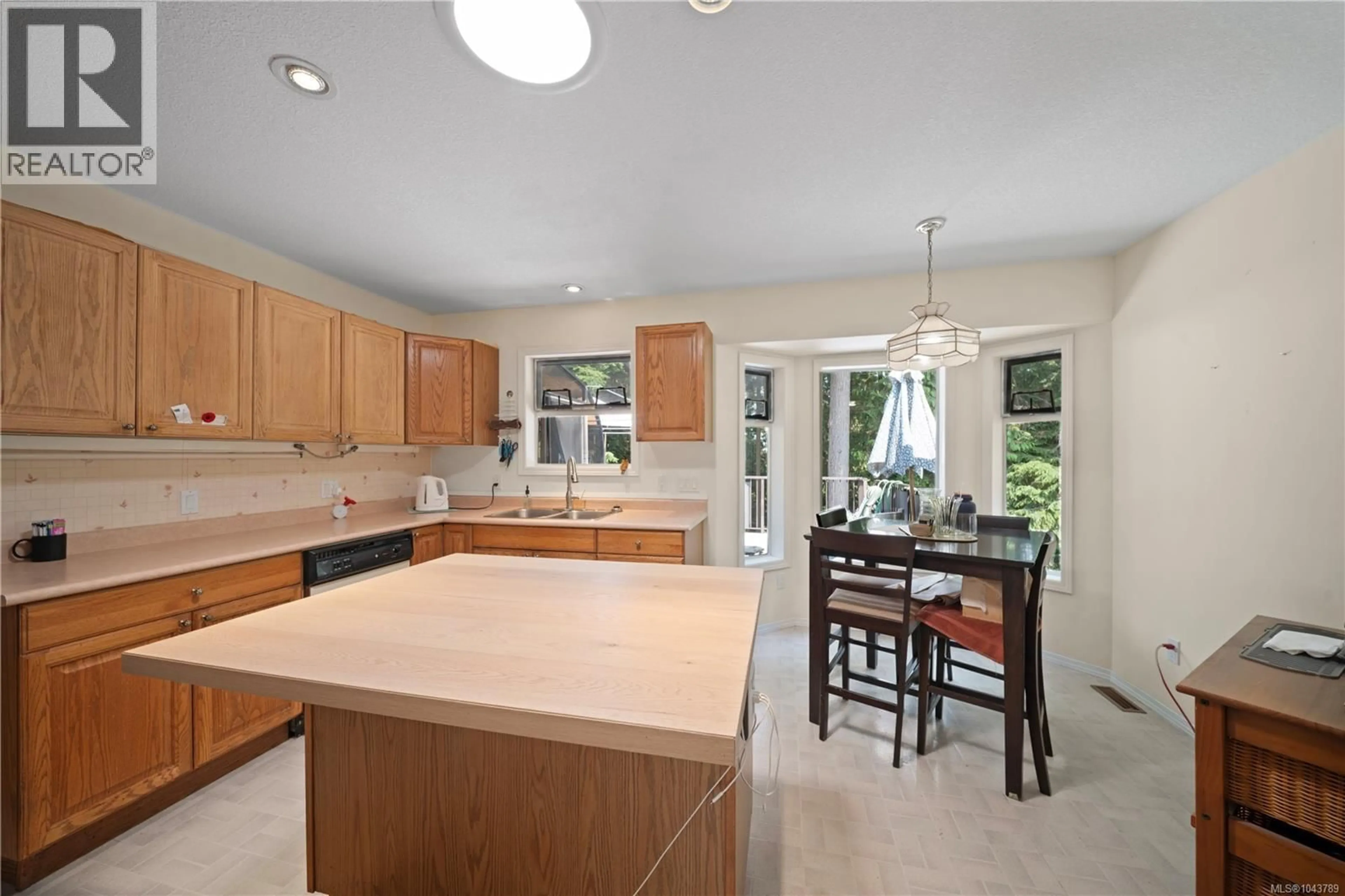 Open concept kitchen, ceramic/tile floor for 5334 GEORGIAVIEW CRESCENT, Nanaimo British Columbia V9T5Z7
