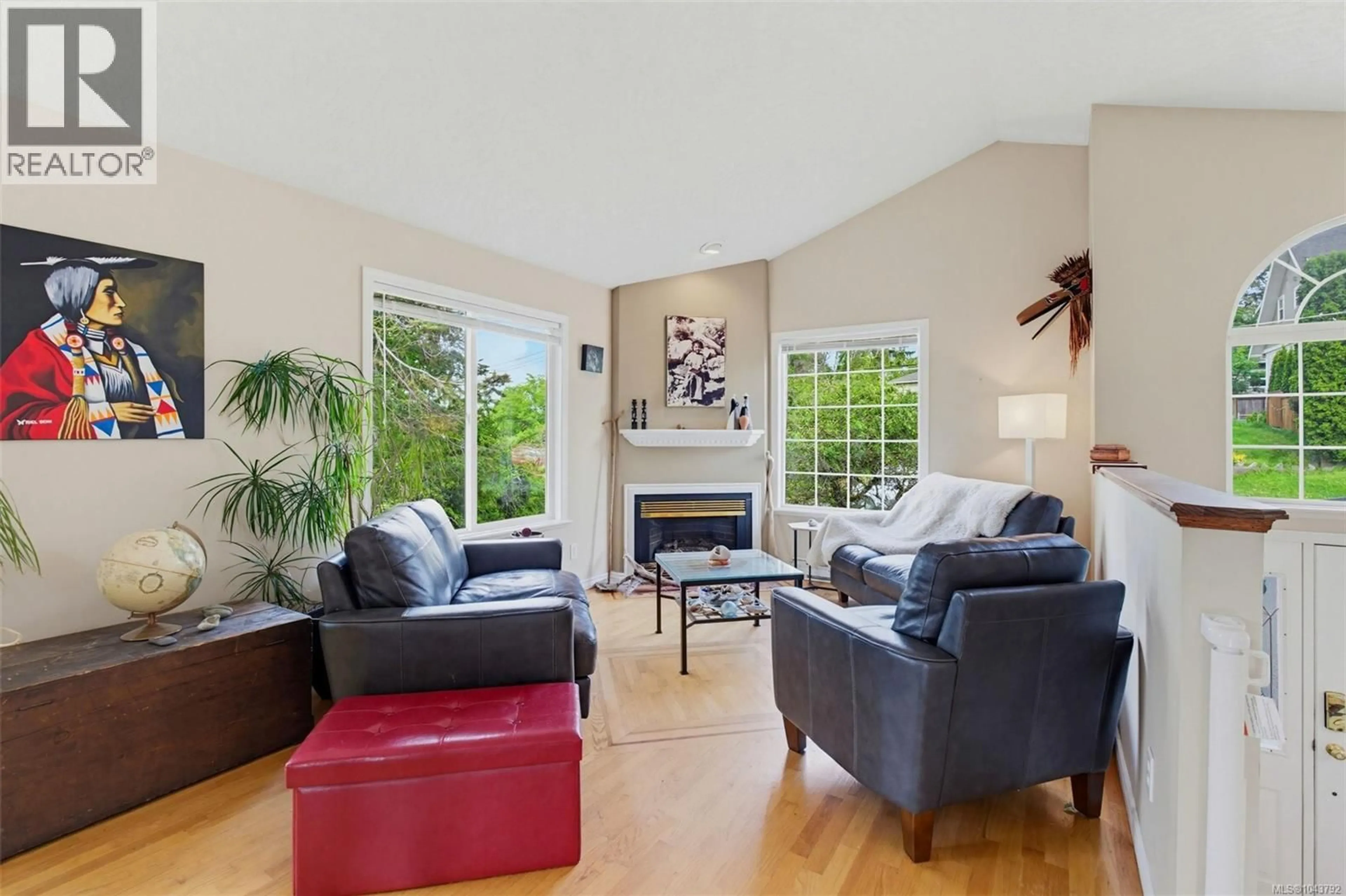 Living room with furniture, unknown for 840 TILLICUM ROAD, Esquimalt British Columbia V9A1Z7