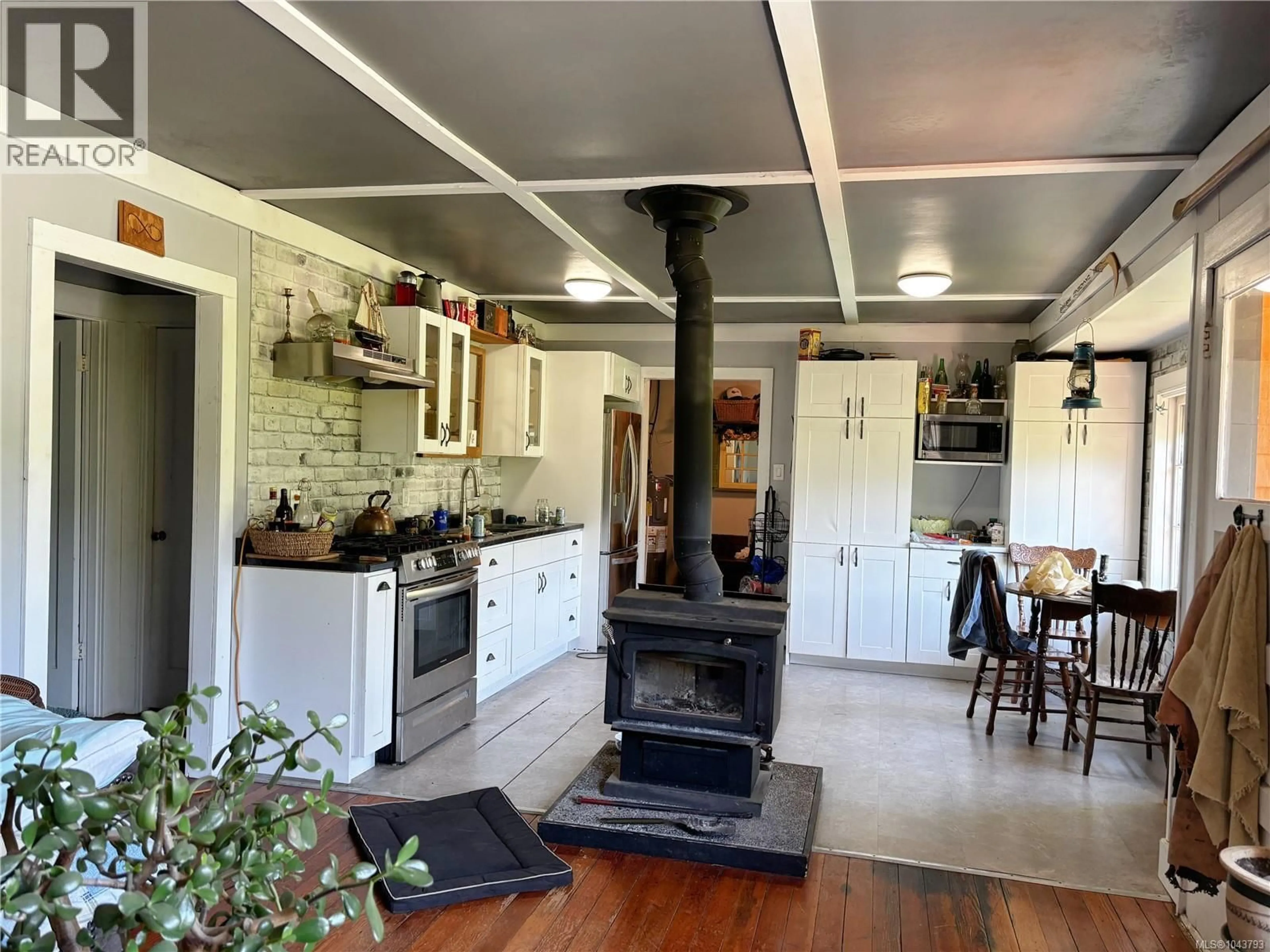 Open concept kitchen, unknown for 948 MAQUINNA DRIVE SOUTH, Tahsis British Columbia V0P1X0