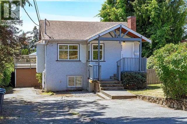 881 LESLIE DRIVE, Saanich 2