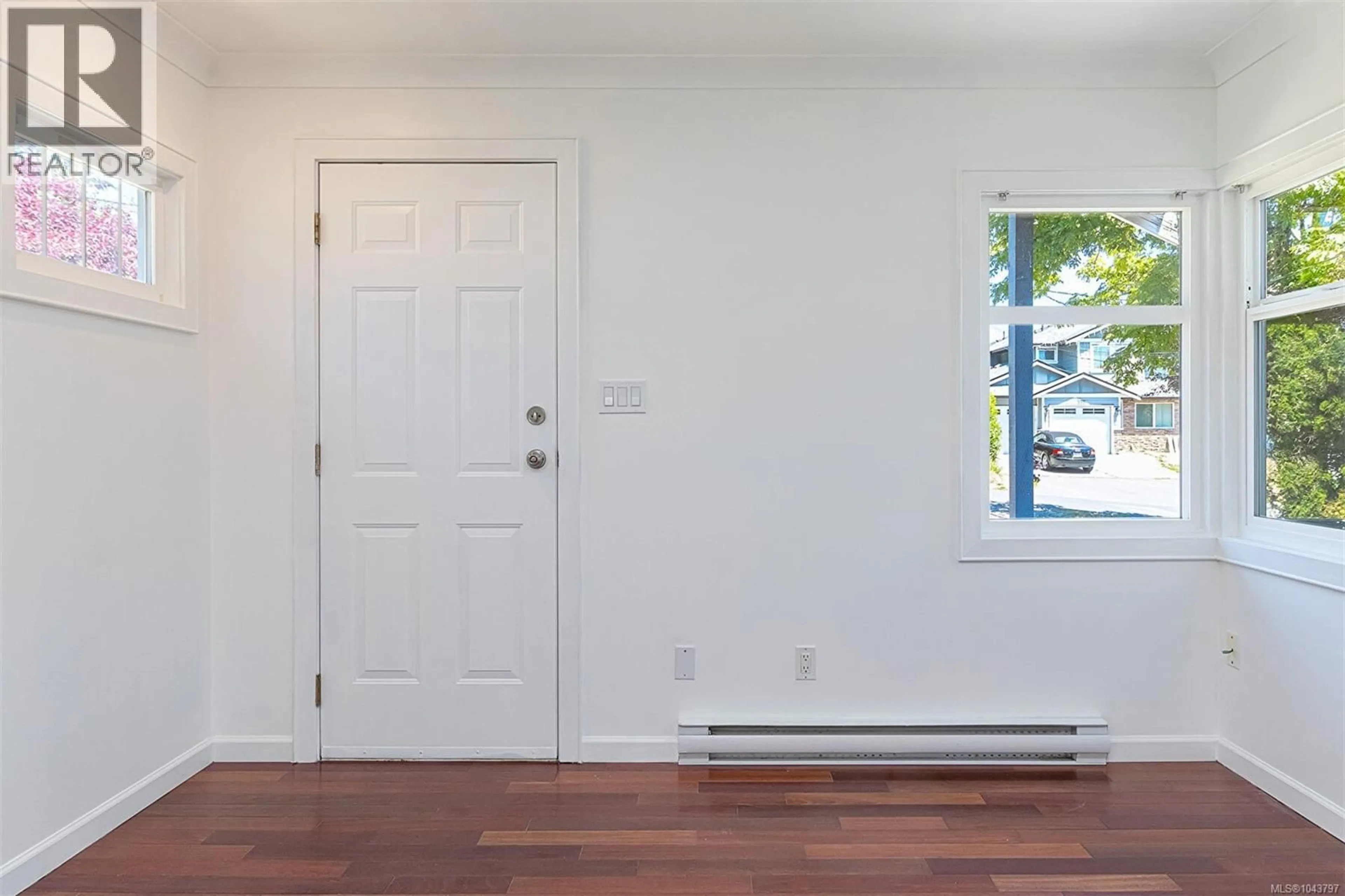 Indoor entryway for 881 LESLIE DRIVE, Saanich British Columbia V8X2Y3