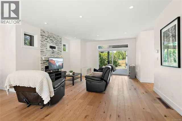 2908 ADYE ROAD, Colwood 5