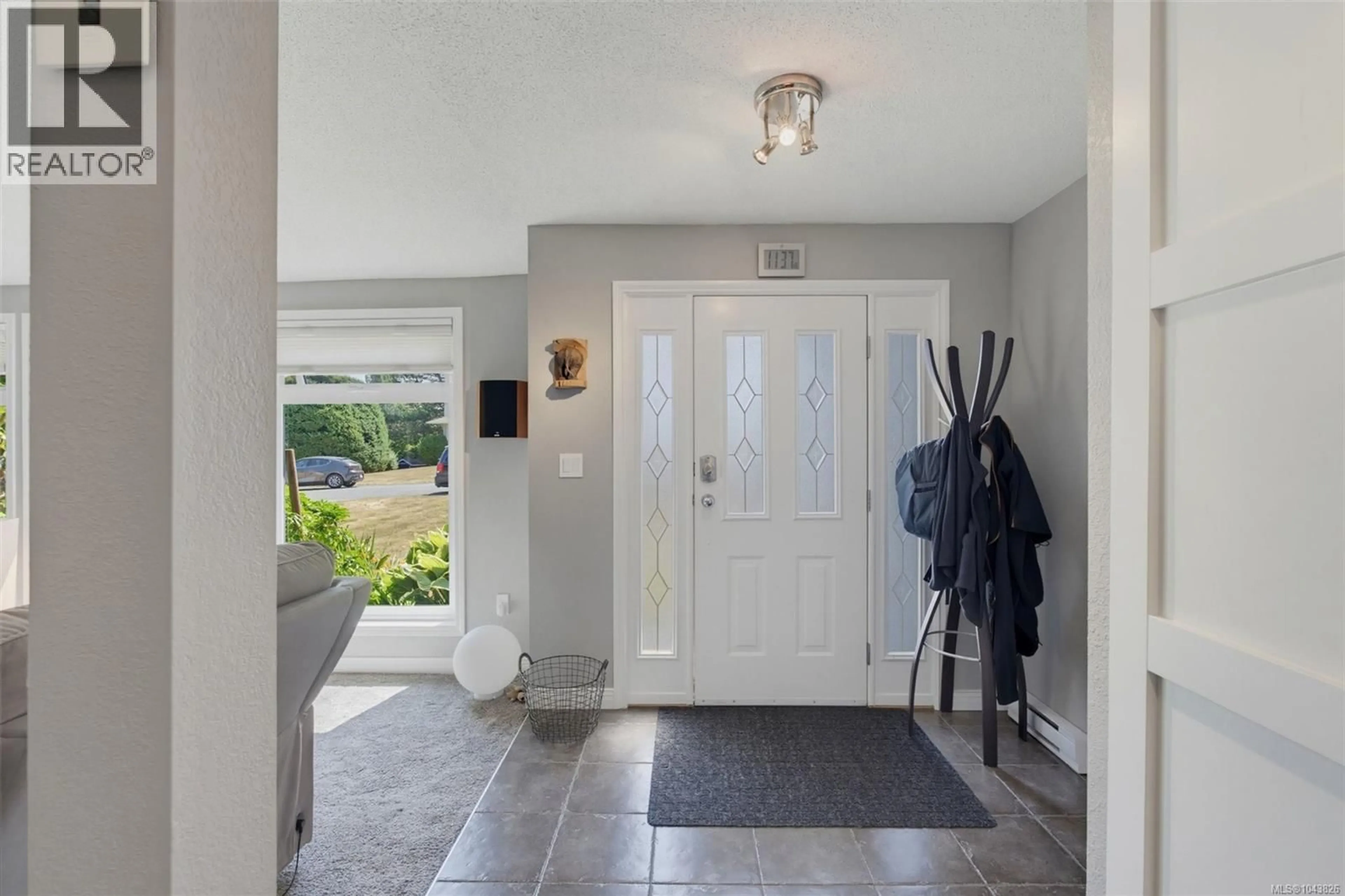 Indoor entryway for 181 WHITE PINE ROAD, View Royal British Columbia V9B5E1