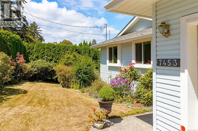 7453 VEYANESS ROAD, Central Saanich 4
