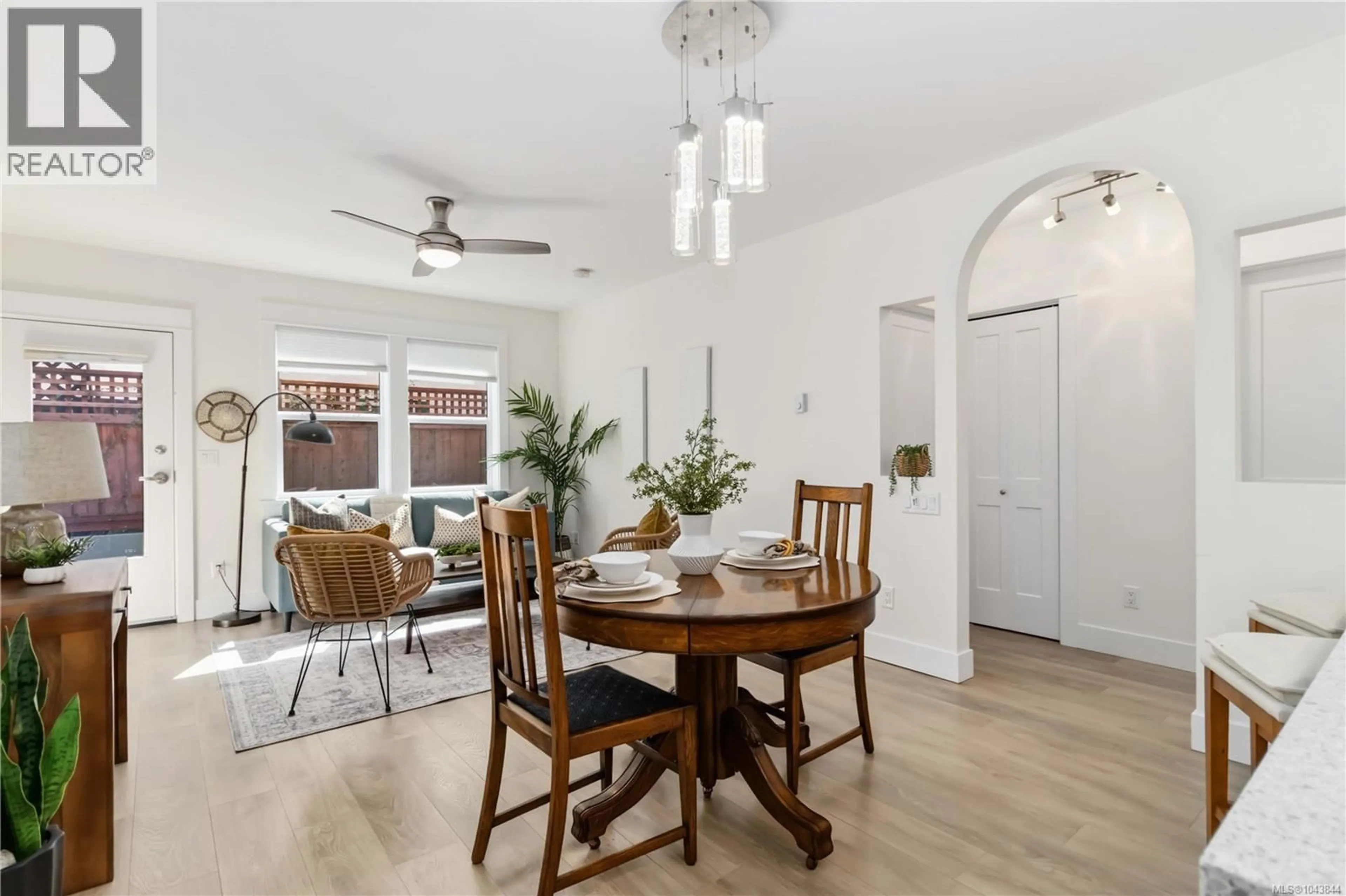 Dining room, wood/laminate floor for 2 - 949 PEMBROKE STREET, Victoria British Columbia V8T1J1