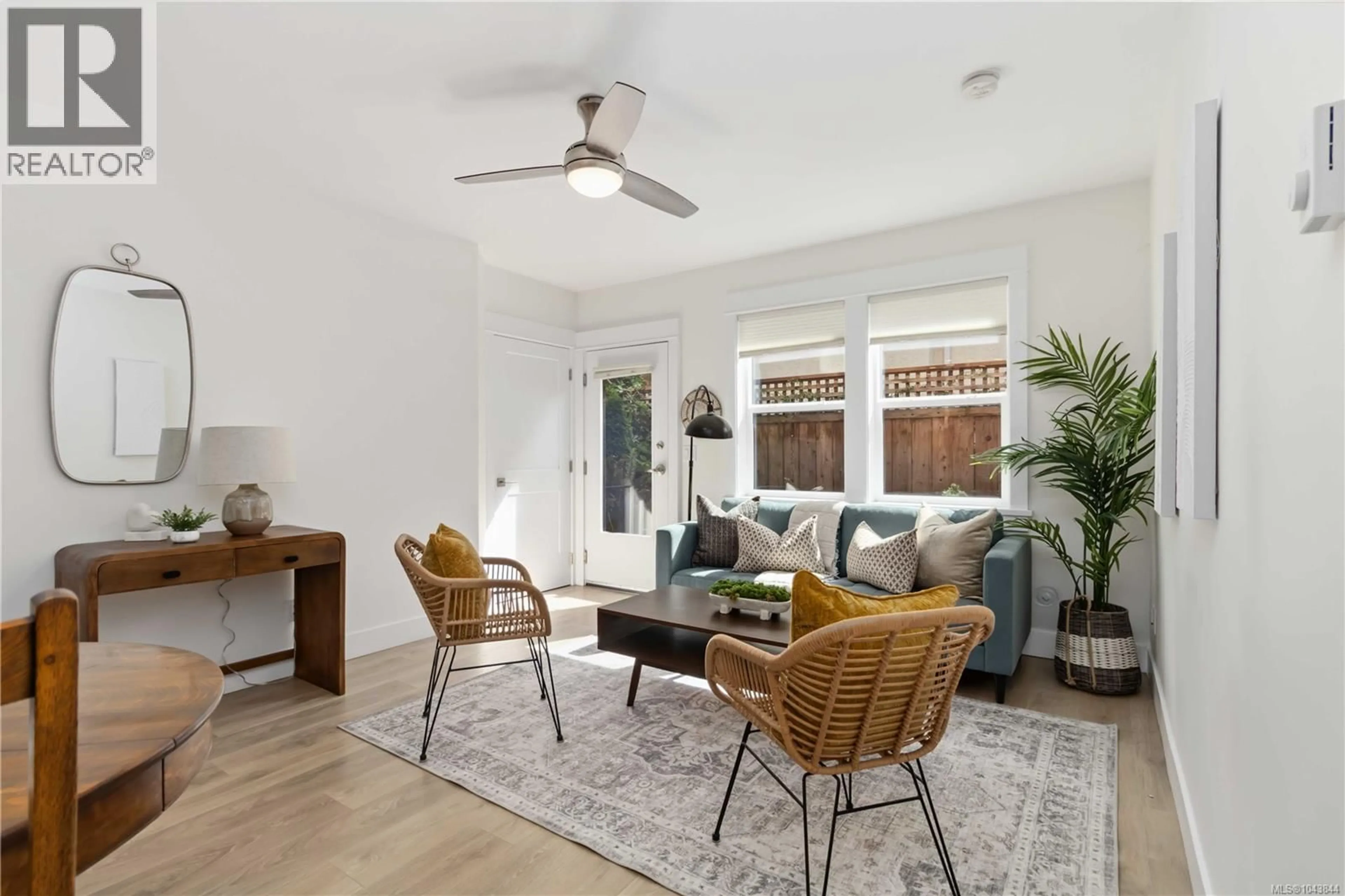 Living room with furniture, wood/laminate floor for 2 - 949 PEMBROKE STREET, Victoria British Columbia V8T1J1