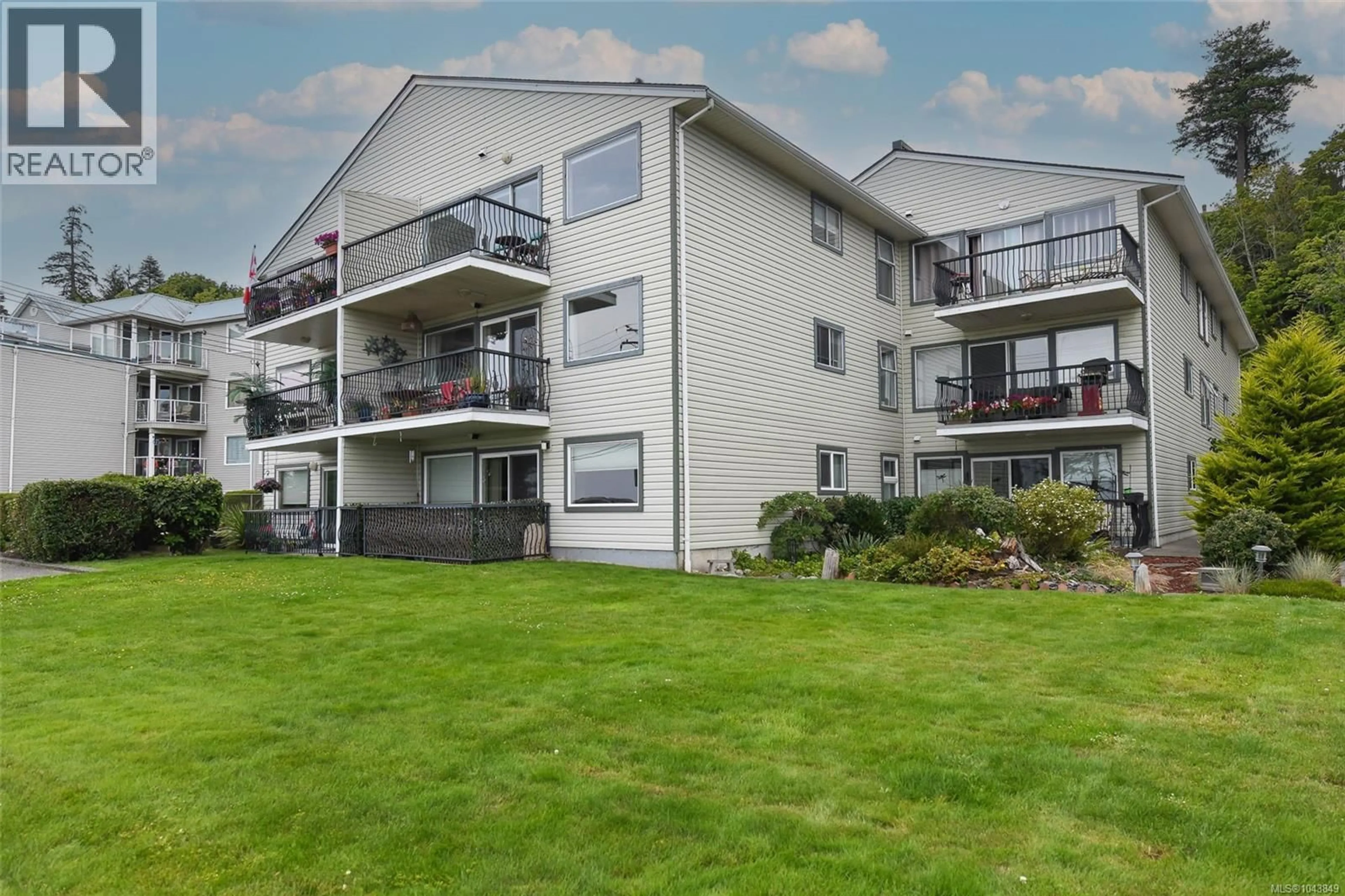 A pic from outside/outdoor area/front of a property/back of a property/a pic from drone, unknown for 104 - 622 ISLAND HIGHWAY SOUTH, Campbell River British Columbia V9H1T8